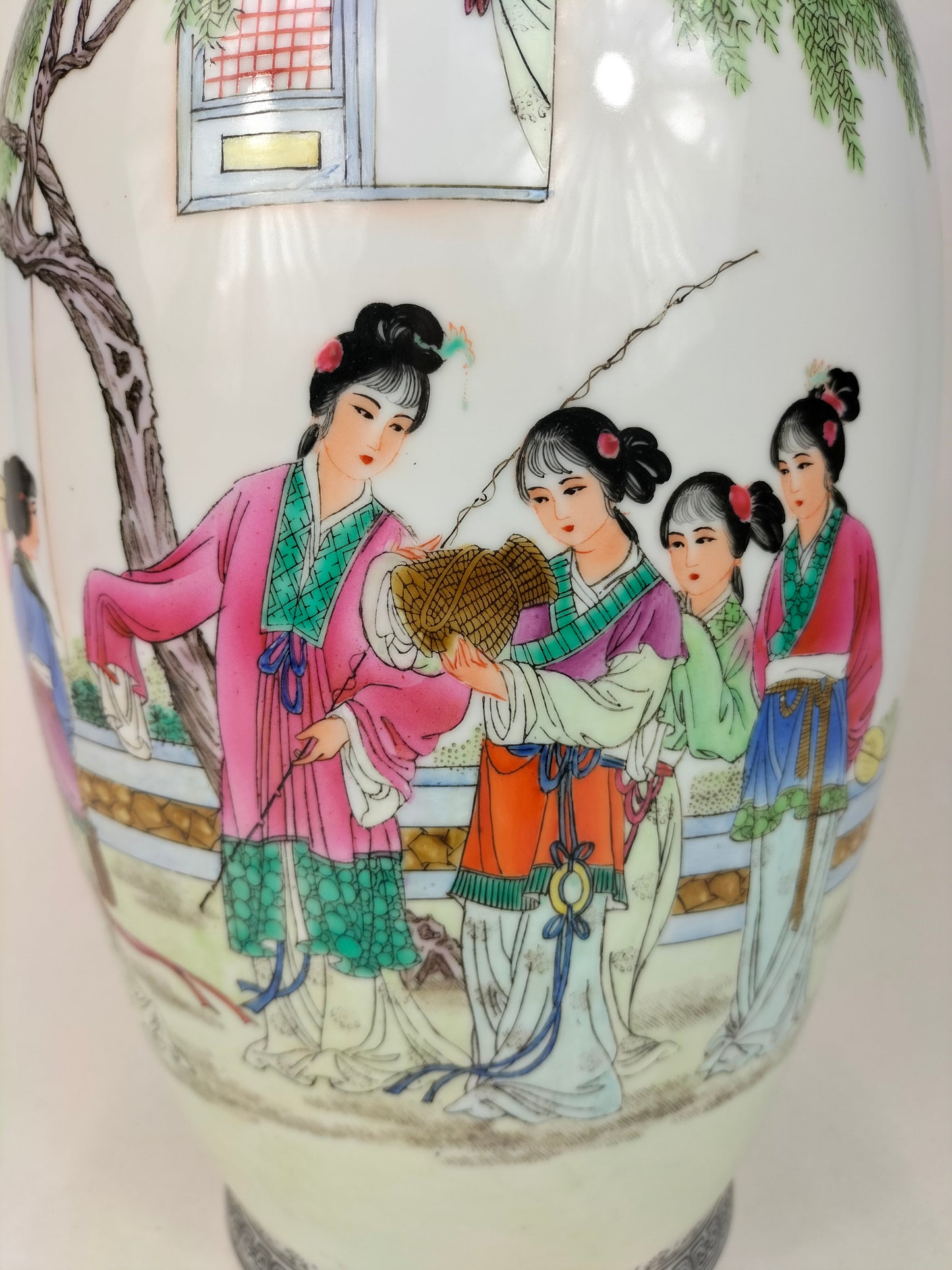 Grand vase chinois polychrome à décor d'une scène de jardin // Jingdezhen - XXème siècle