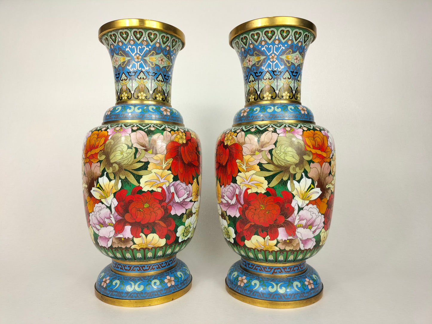 Grande paire de vases millefleurs cloisonnés chinois // 20ème siècle
