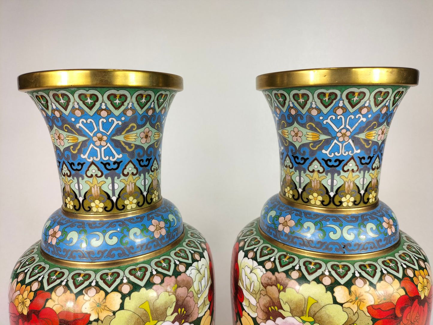 Grande paire de vases millefleurs cloisonnés chinois // 20ème siècle