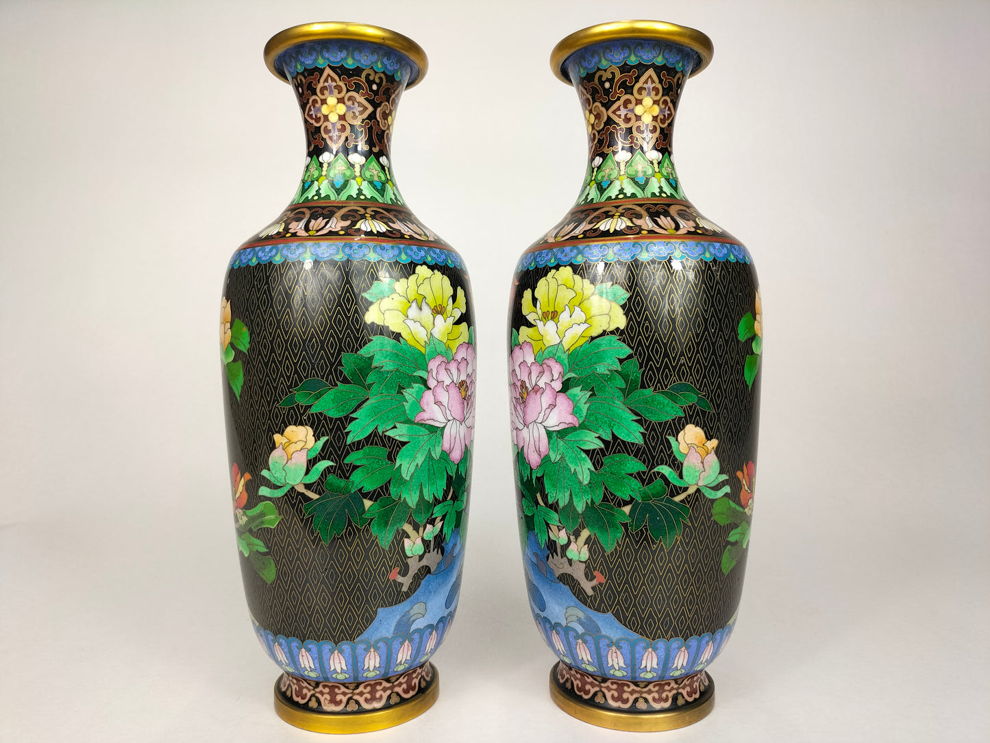 Sepasang pasu cloisonne Cina dihiasi dengan burung dan bunga // abad ke-20