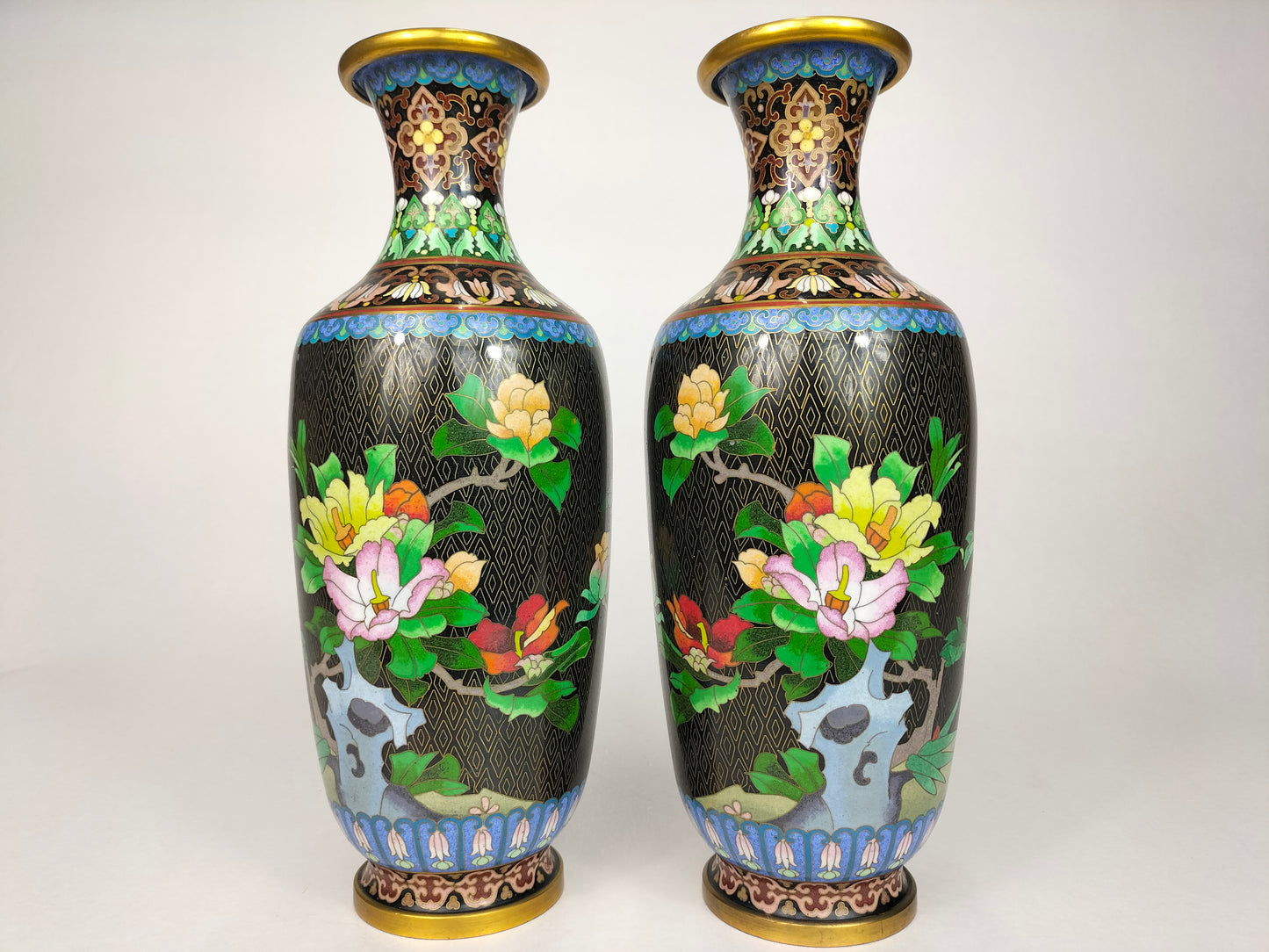 一对中国景泰蓝花鸟装饰花瓶 // 20 世纪