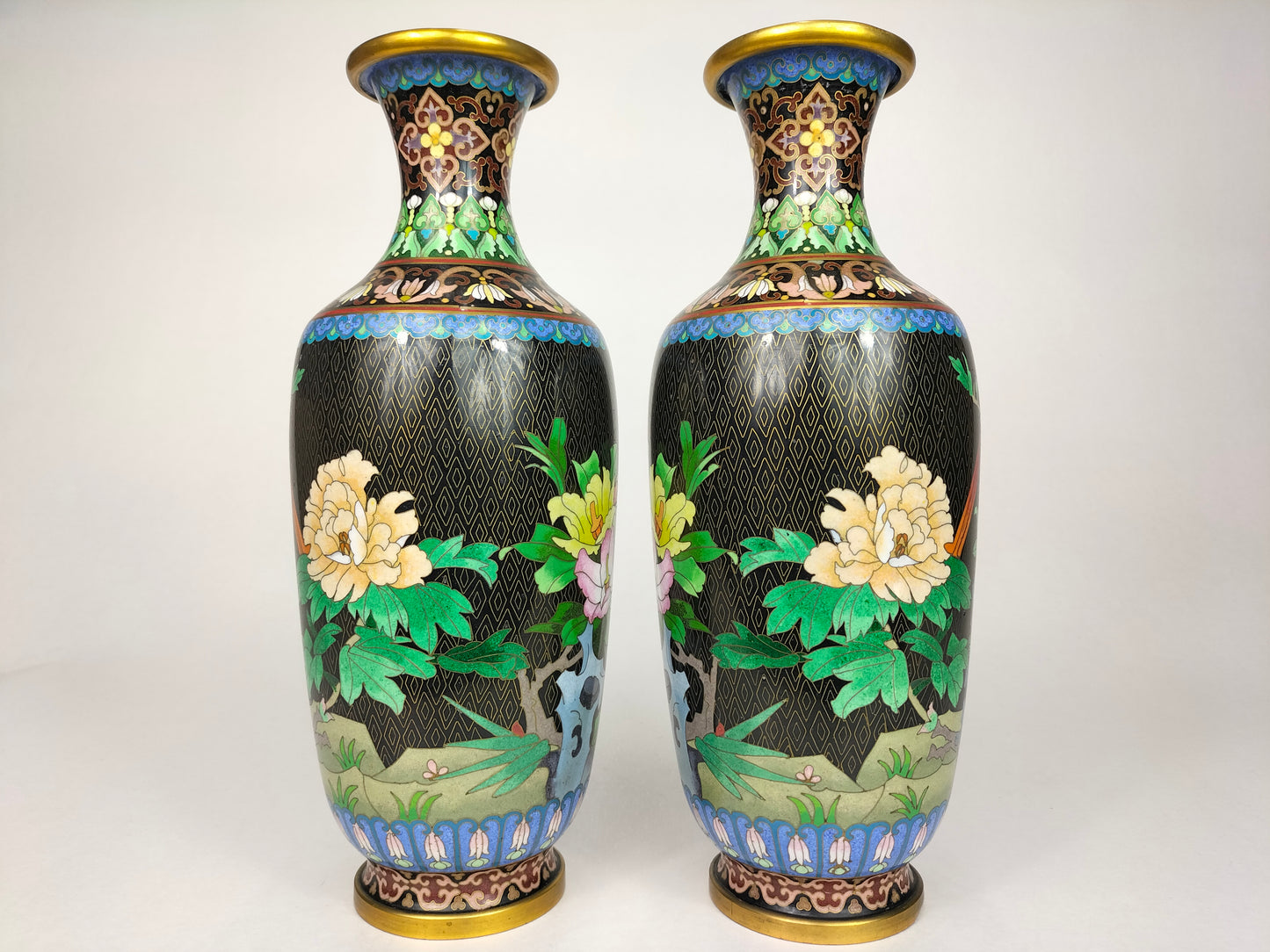 Cặp bình cloisonne Trung Quốc được trang trí bằng chim và hoa // thế kỷ 20