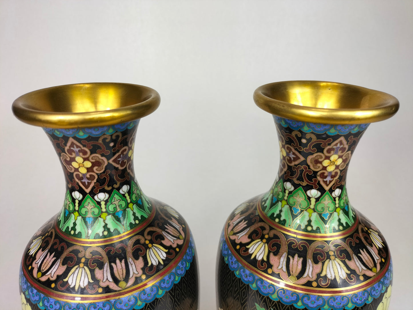 Par de vasos cloisonne chineses decorados com pássaros e flores // século XX