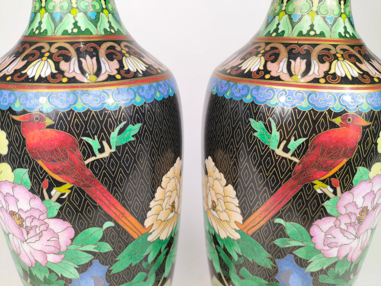 زوج من المزهريات الصينية المصوغة ​​بطريقة مزينة بالطيور والزهور // القرن العشرين