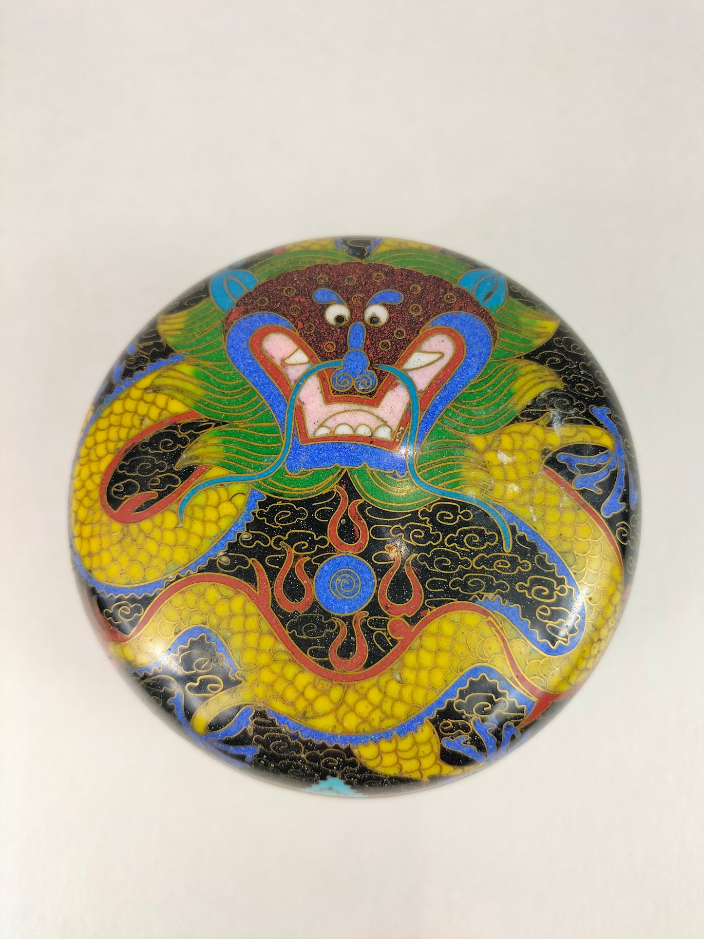 Chinese cloisonne lidded box decorated with an Imperial dragon // Republic Period (1912-1949)