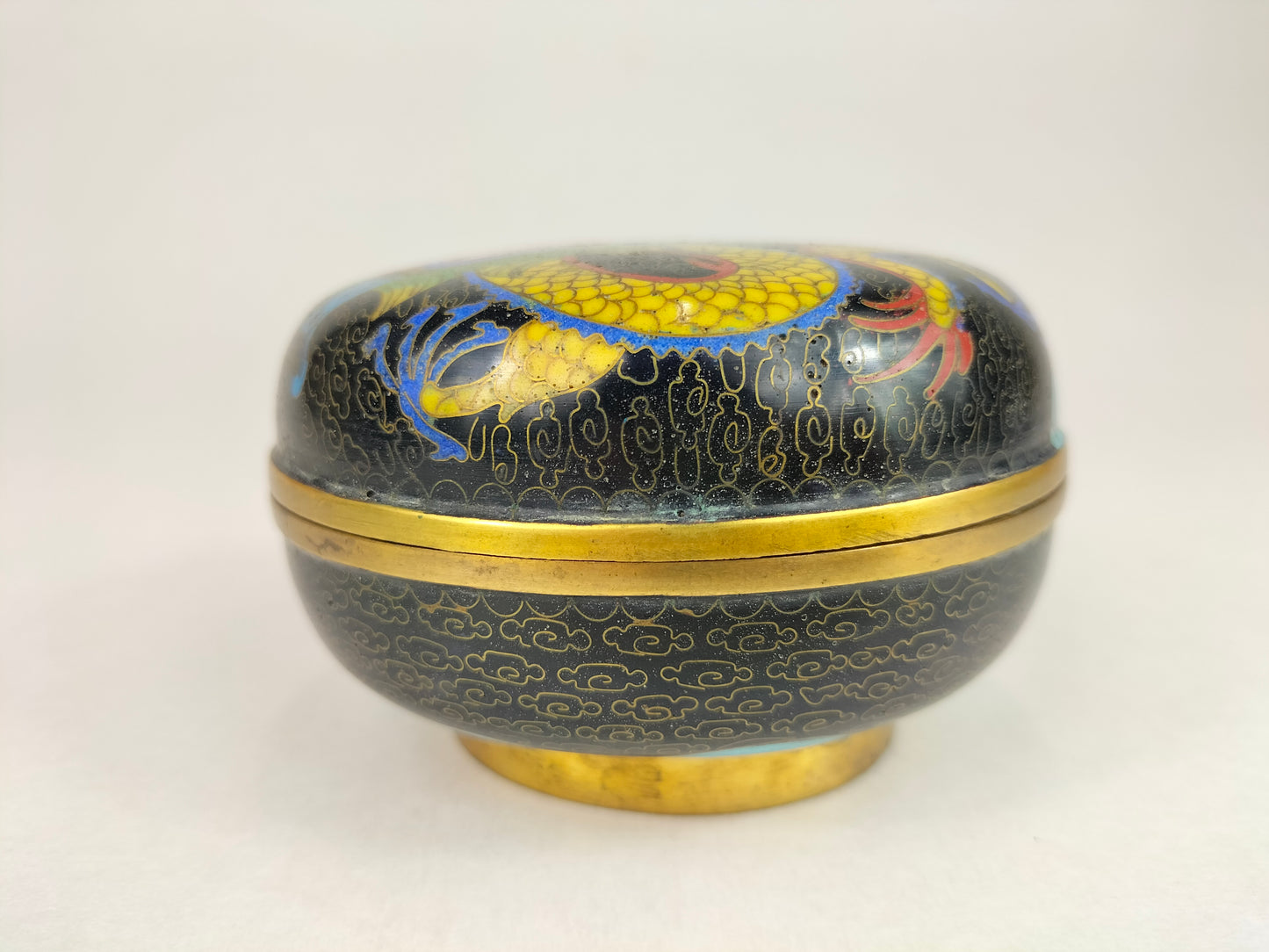 Chinese cloisonne lidded box decorated with an Imperial dragon // Republic Period (1912-1949)