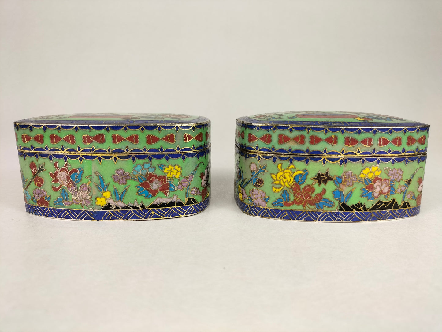 Pair of Chinese cloisonne lidded boxes decorated with dogs and floral motifs // Republic Period (1912-1949)