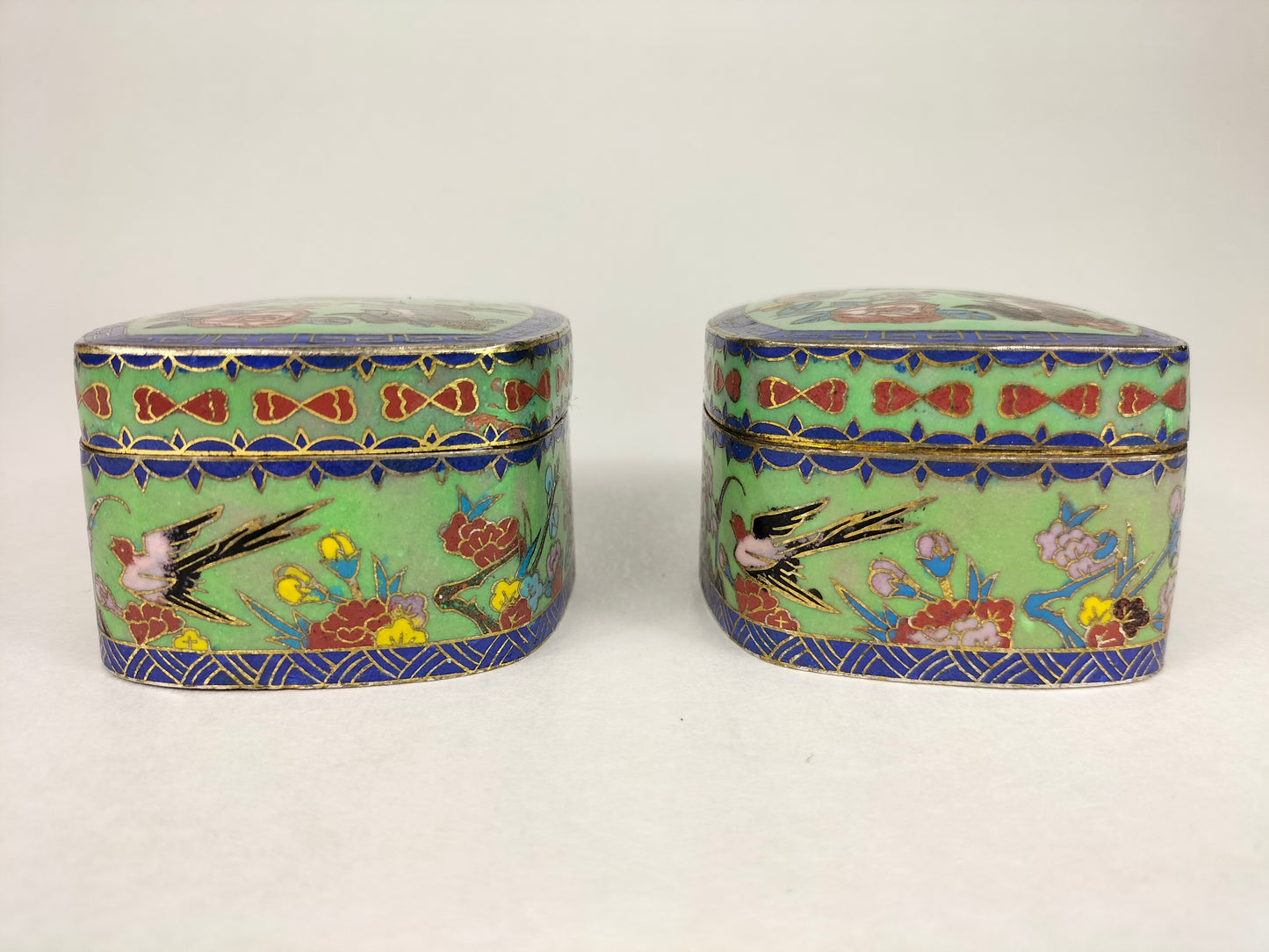 Pair of Chinese cloisonne lidded boxes decorated with dogs and floral motifs // Republic Period (1912-1949)