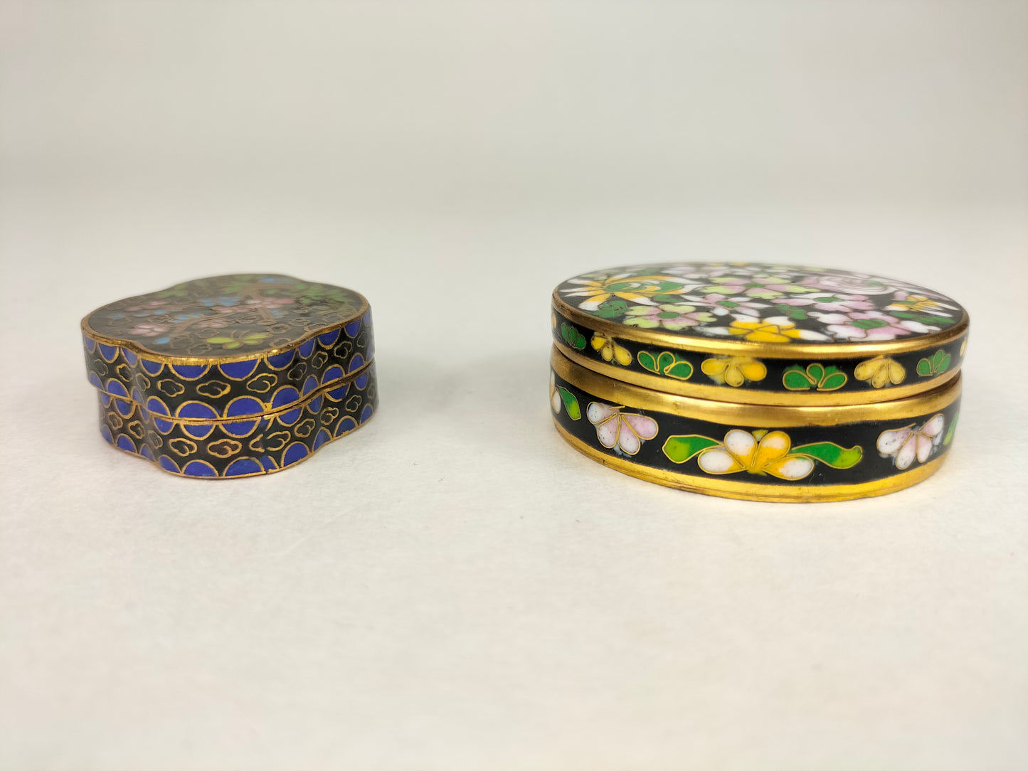 مجموعة من علبتي مجوهرات صينية بغطاء مصوغة ​​بطريقة مزينة بالورود // القرن العشرين