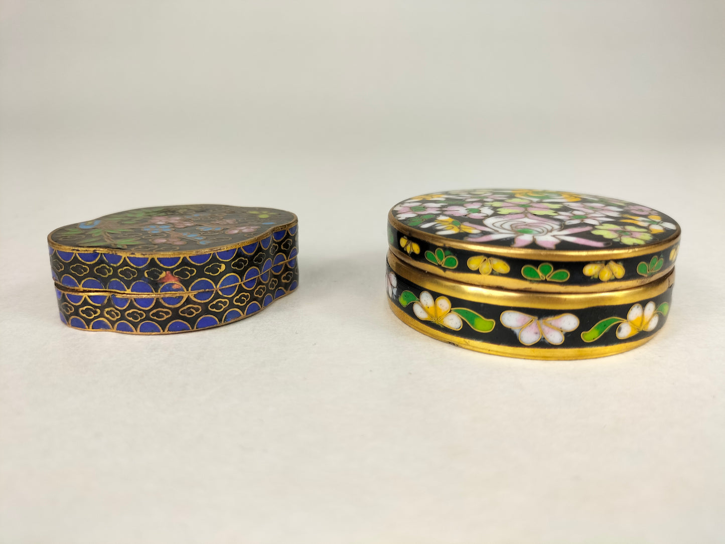 Conjunto de 2 caixas de jóias chinesas com tampa cloisonne e decoradas com flores // século XX