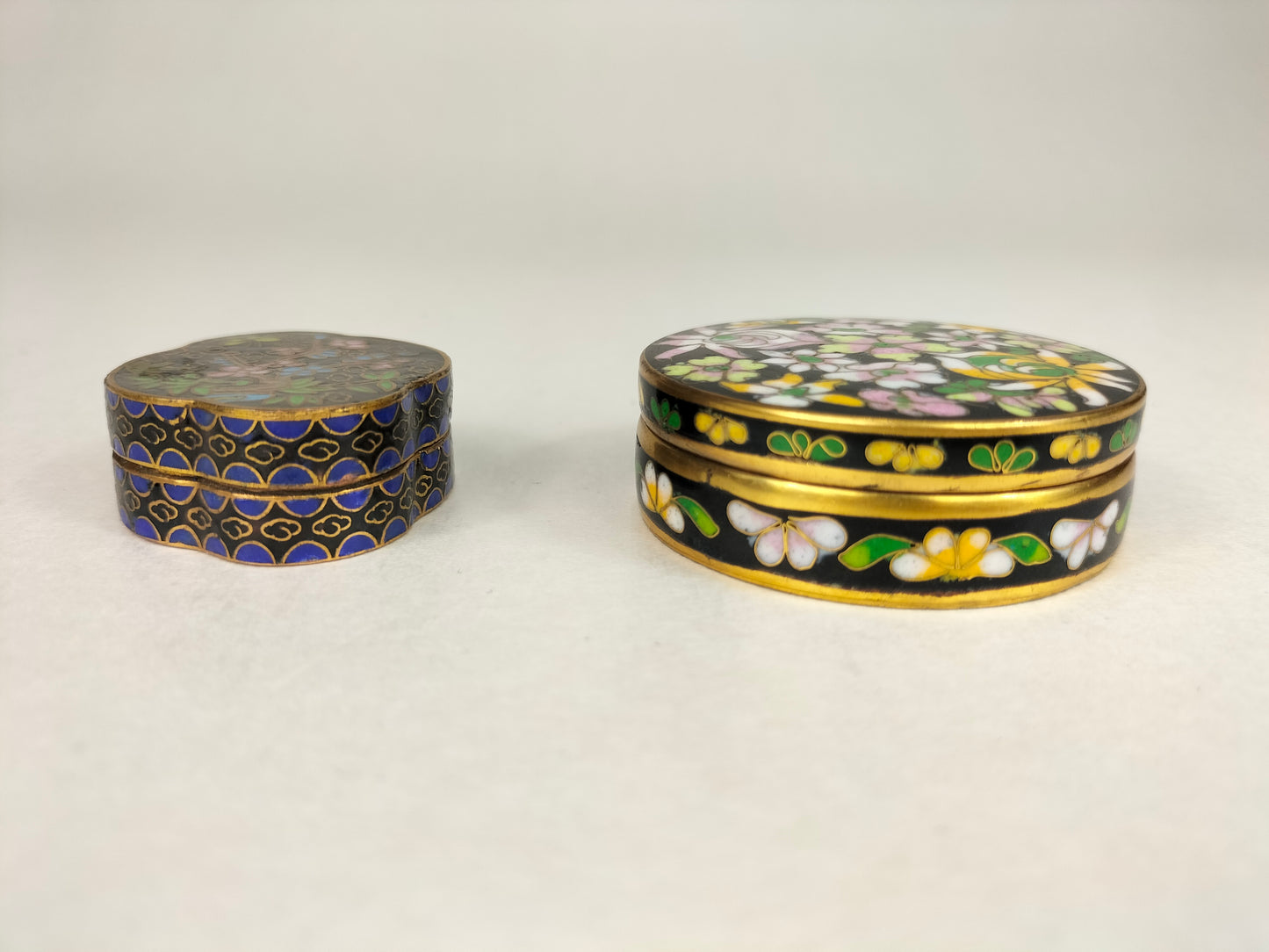 Conjunto de 2 caixas de jóias chinesas com tampa cloisonne e decoradas com flores // século XX