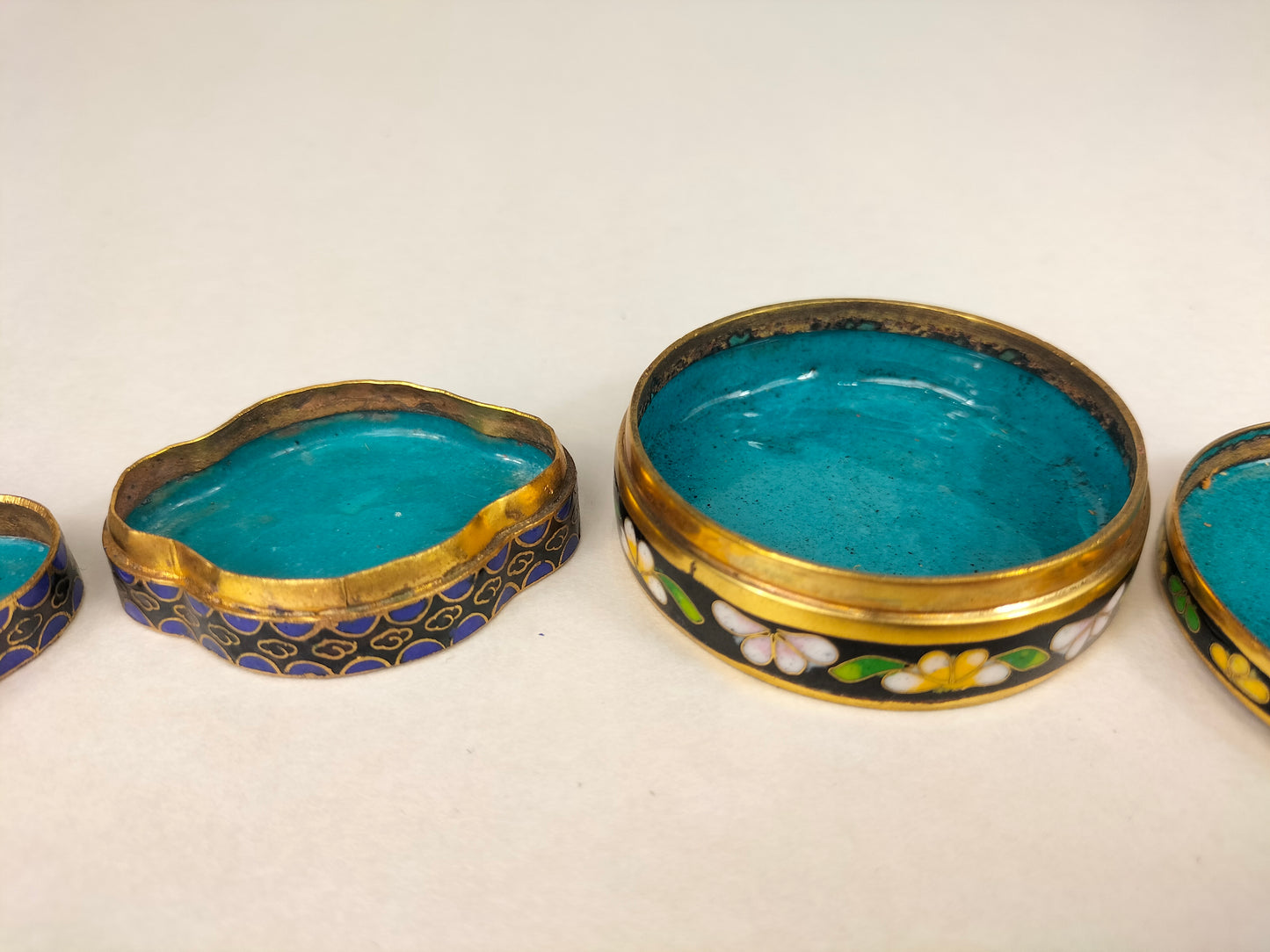 一套 2 个中国景泰蓝带盖珠宝盒，饰有花朵 // 20 世纪