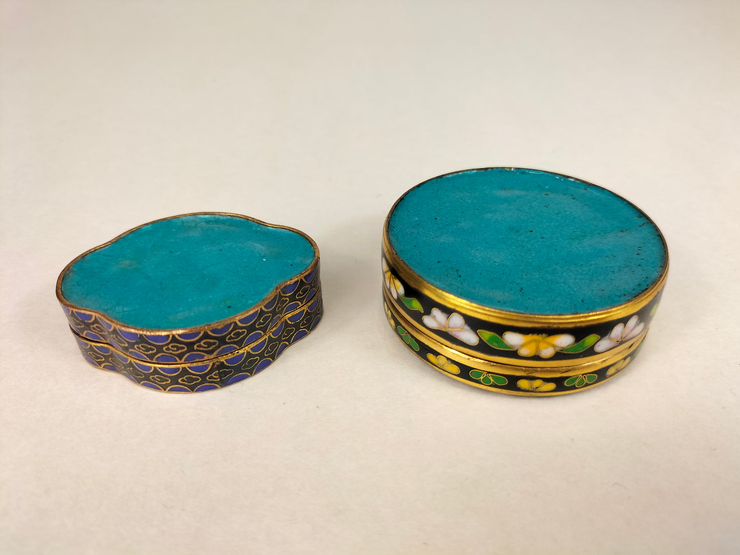 A set of 2 Chinese cloisonne lidded jewelry boxes decorated with flowers // 20th century