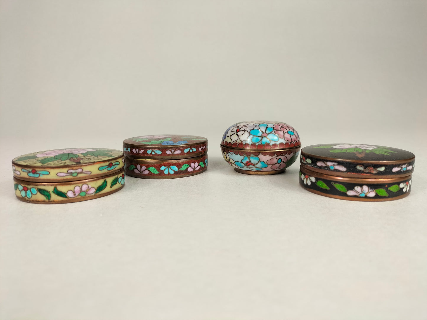 Satu set 4 kotak barang kemas cloisonne Cina dihiasi dengan motif bunga // abad ke-20