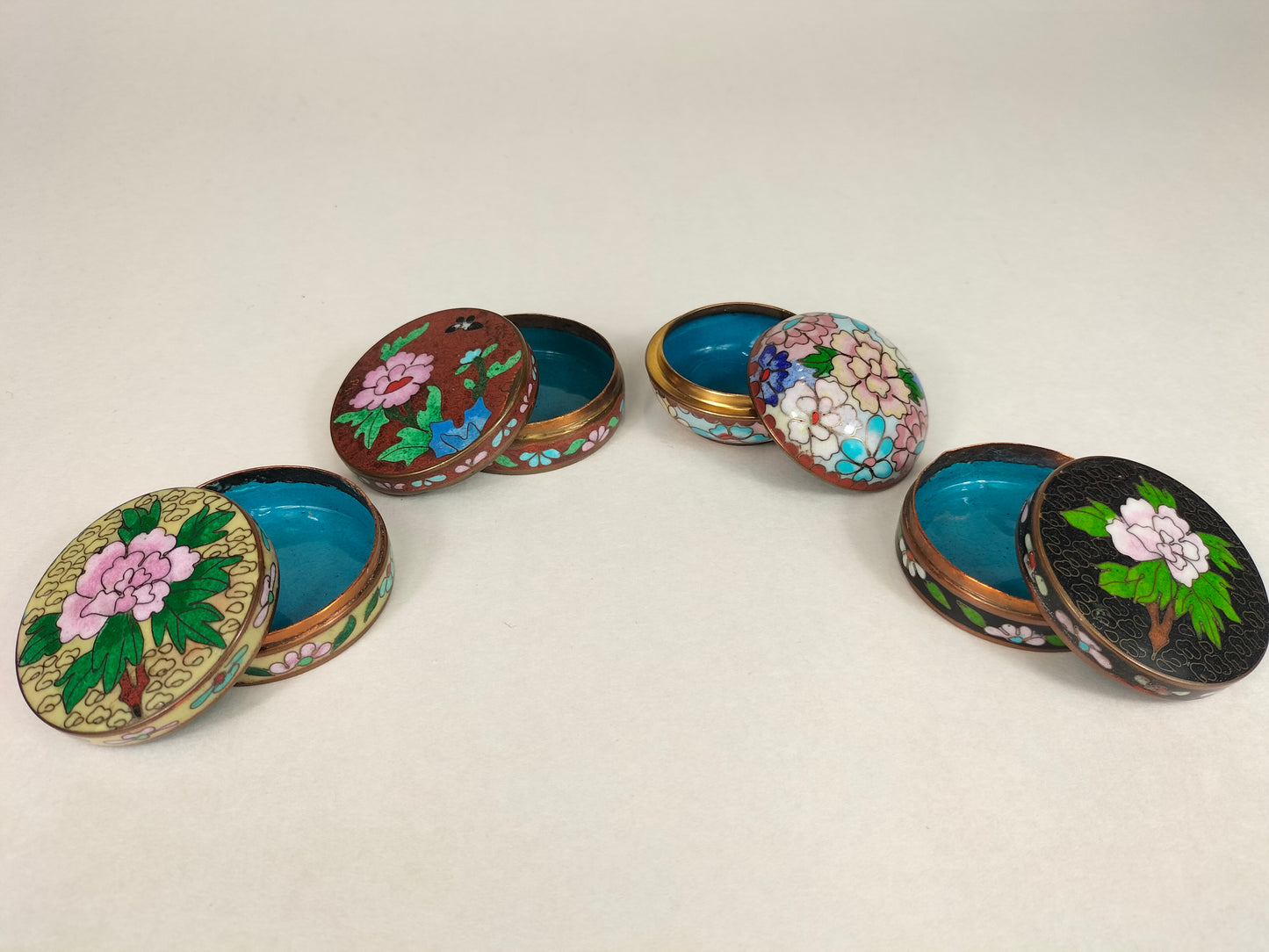 Satu set 4 kotak barang kemas cloisonne Cina dihiasi dengan motif bunga // abad ke-20