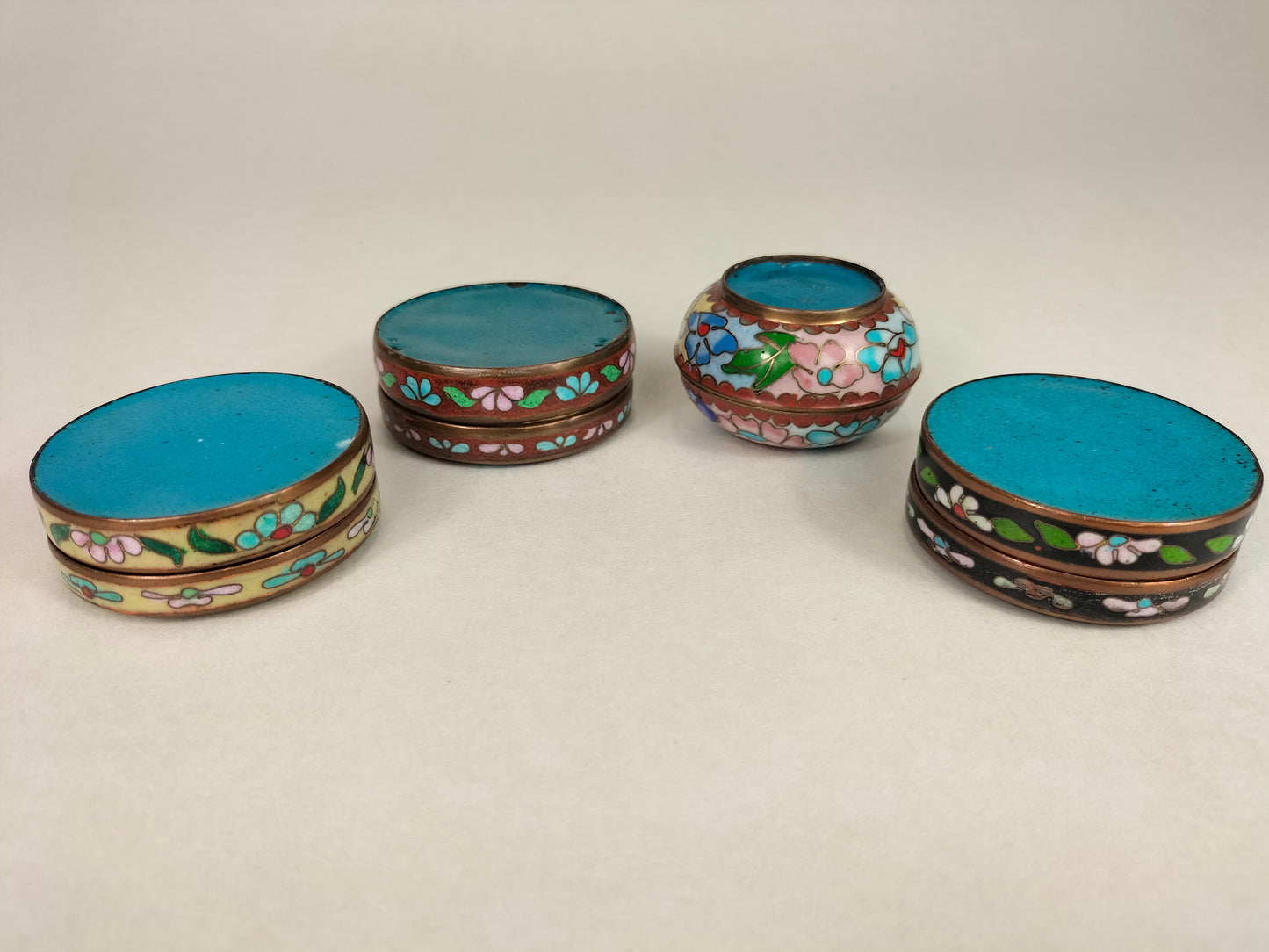 Un ensemble de 4 boîtes à bijoux chinoises cloisonnées à décor de motifs floraux // 20ème siècle