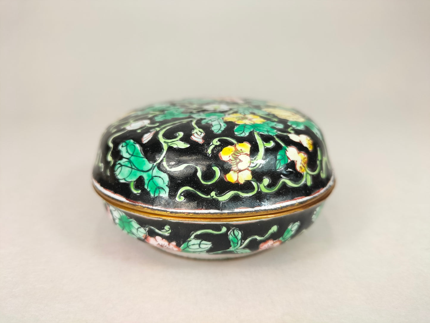 صندوق مغطى بمينا كانتون صيني مزين بالفراشات والزهور // منتصف القرن العشرين