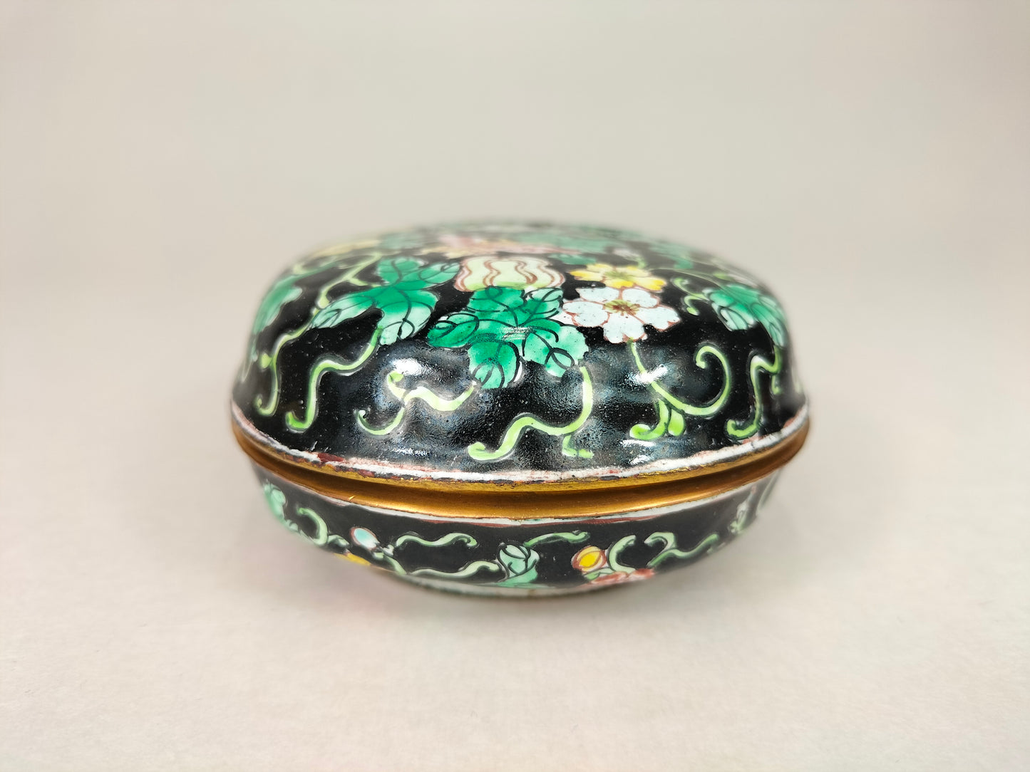 Chinese canton enamel lidded box decorated with butterflies and flowers // Mid 20th century