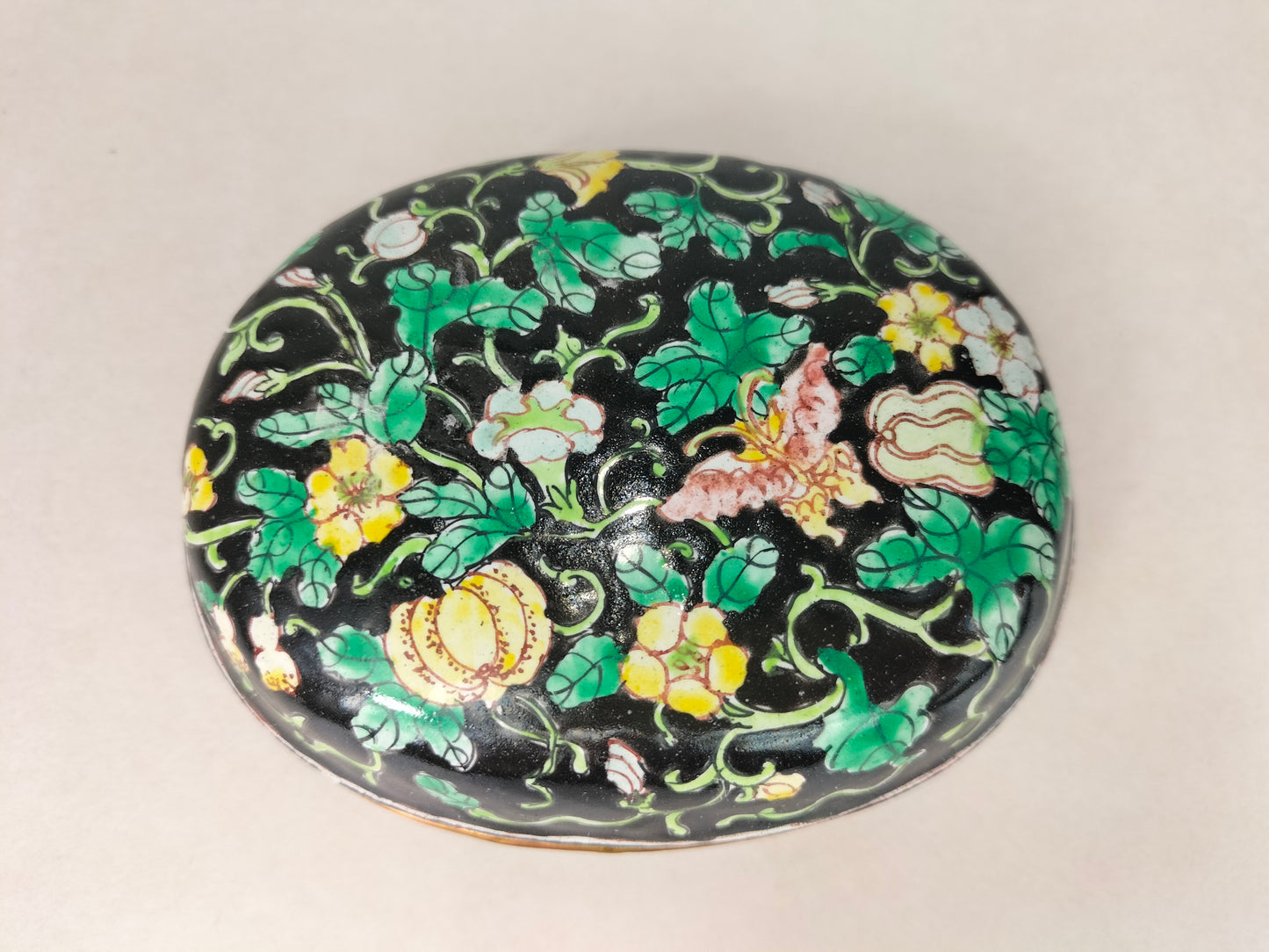 Caixa com tampa esmaltada de cantão chinês decorada com borboletas e flores // Meados do século XX