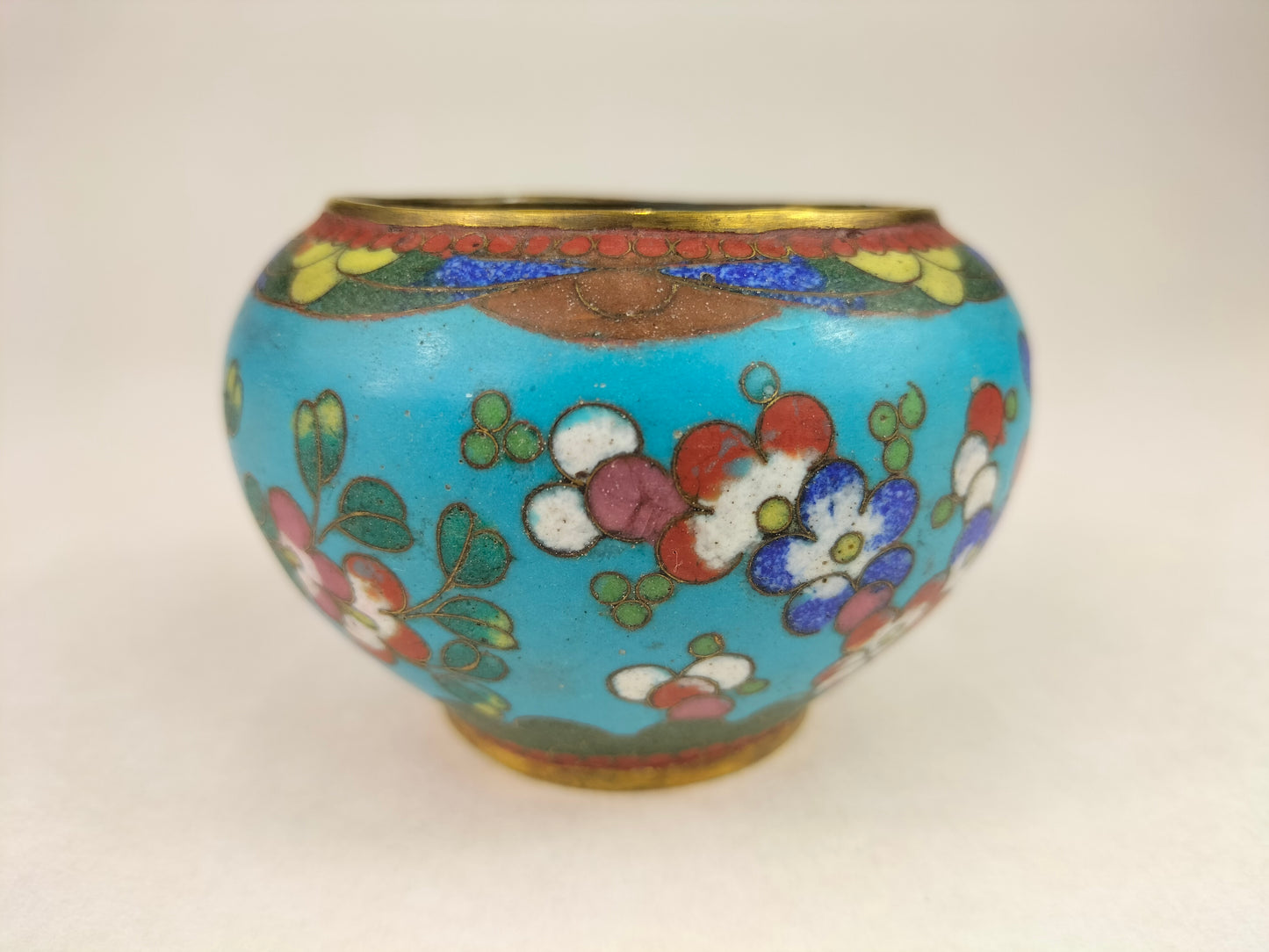 Antique Chinese cloisonne jar decorated with butterflies and floral motifs // Republic Period (1912-1949)