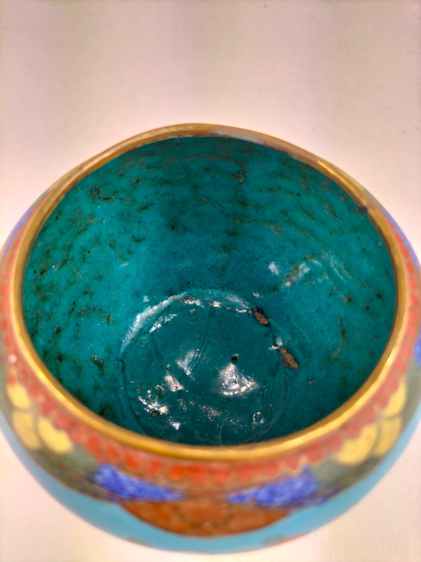 古董中国景泰蓝罐，饰有蝴蝶和花卉图案//民国时期（1912-1949）