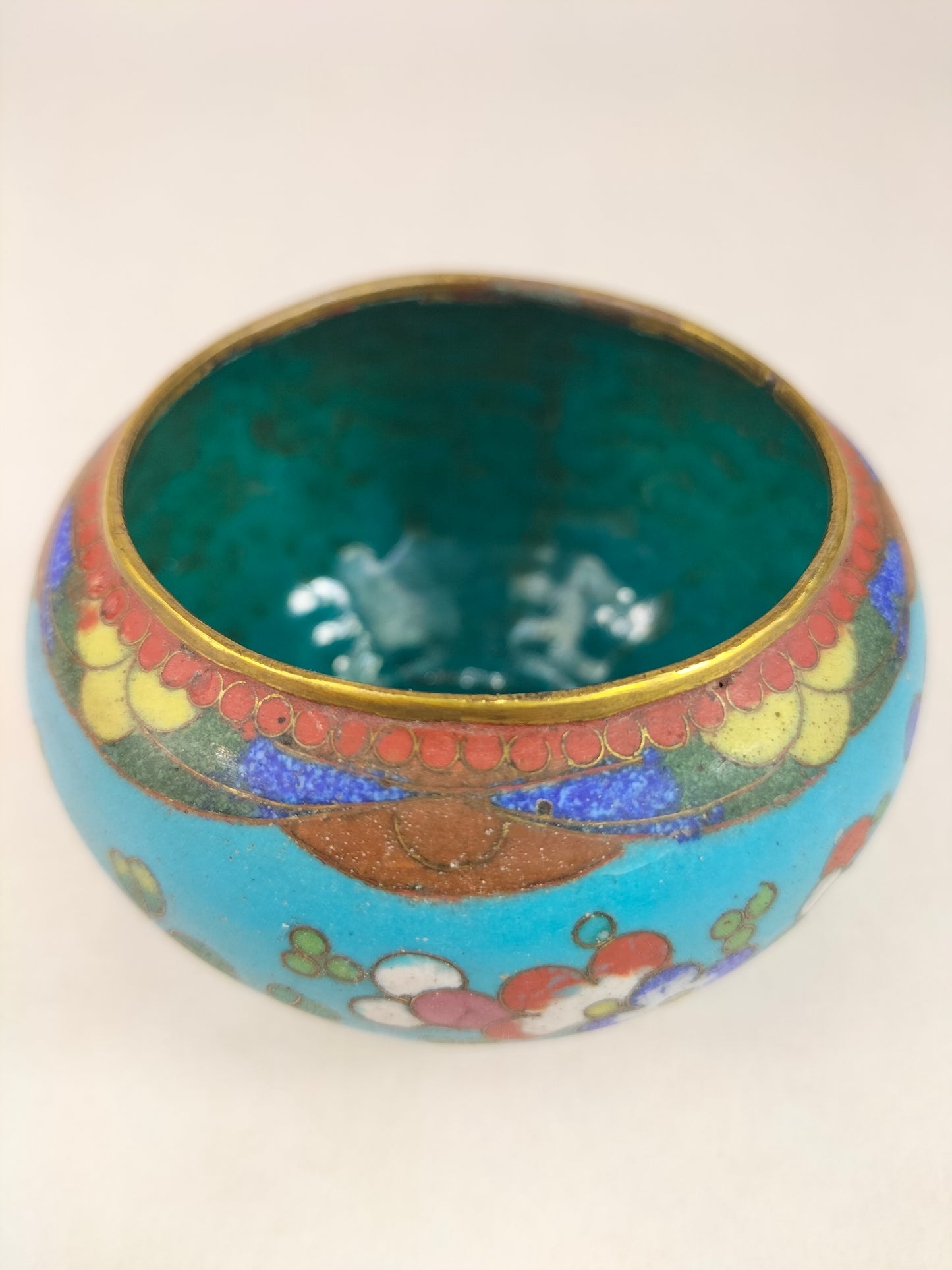 Antique Chinese cloisonne jar decorated with butterflies and floral motifs // Republic Period (1912-1949)