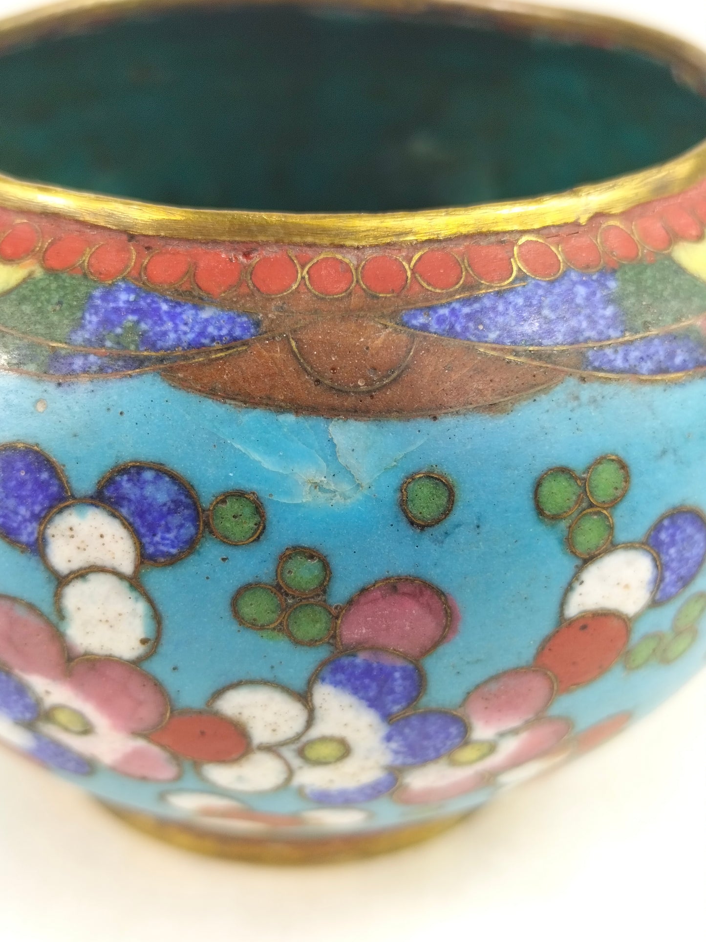 古董中国景泰蓝罐，饰有蝴蝶和花卉图案//民国时期（1912-1949）