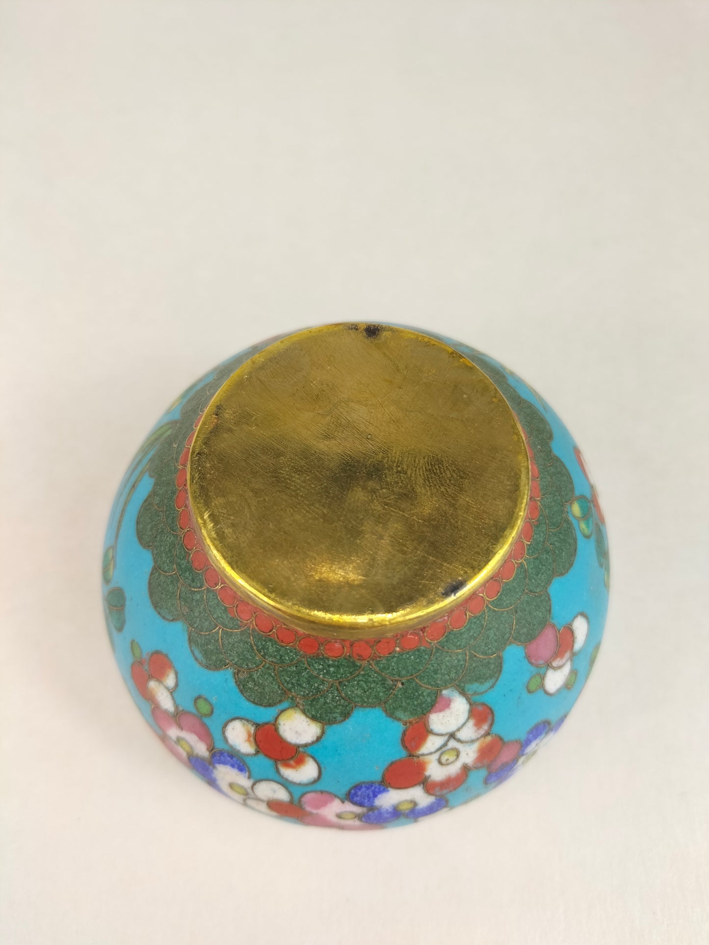 Pot cloisonné chinois ancien à décor de papillons et motifs floraux // Période République (1912-1949)