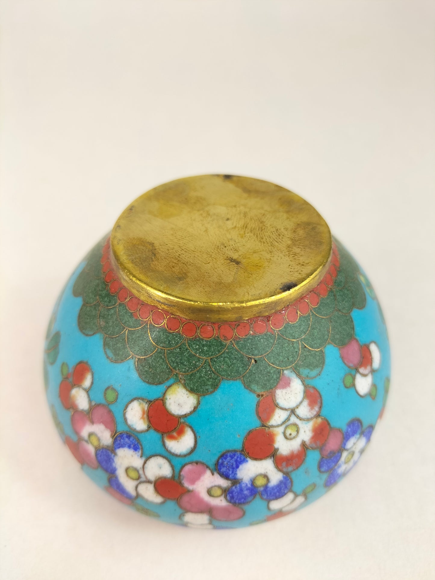 Pot cloisonné chinois ancien à décor de papillons et motifs floraux // Période République (1912-1949)