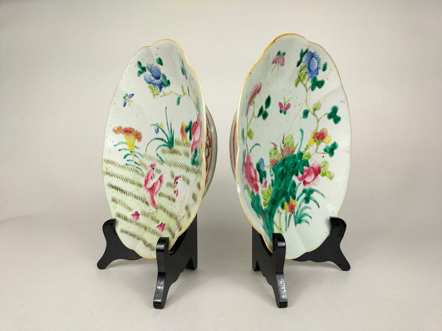 A set of 2 antique Chinese lobbed famille rose plates decorated with flowers and roosters // Qing dynasty - 19th century