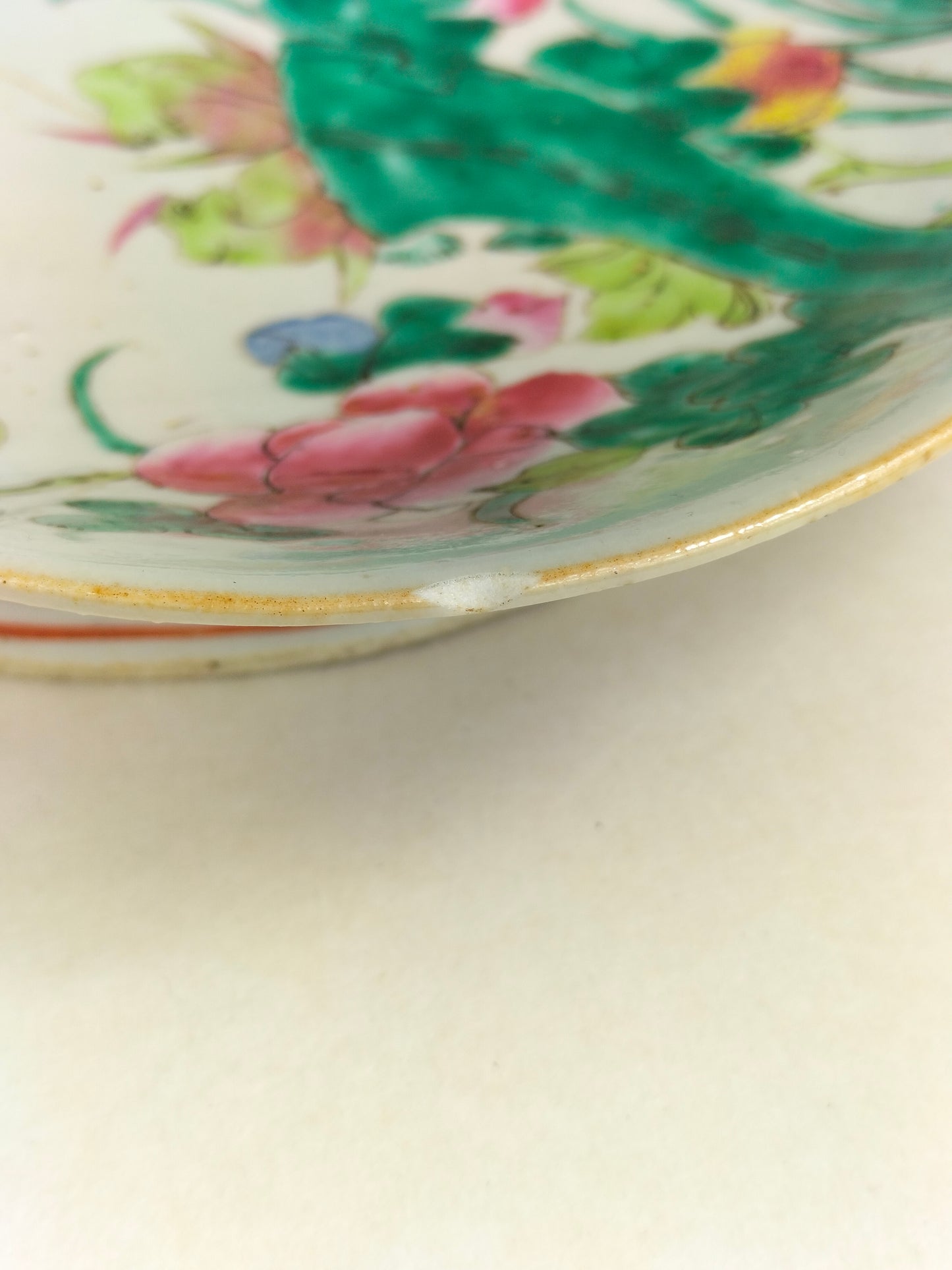 一套 2 件中国古董吊花粉彩盘，饰有花卉和公鸡 // 清朝 - 19 世纪