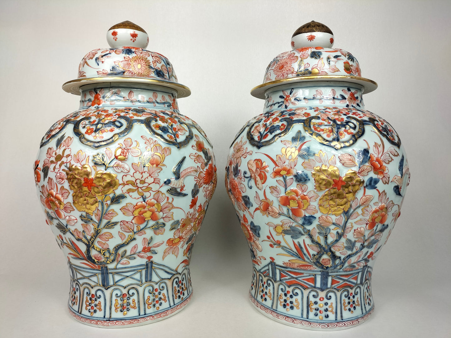 Paire de vases antiques français à couvercle imari décorés de motifs floraux // Samson - 19ème siècle