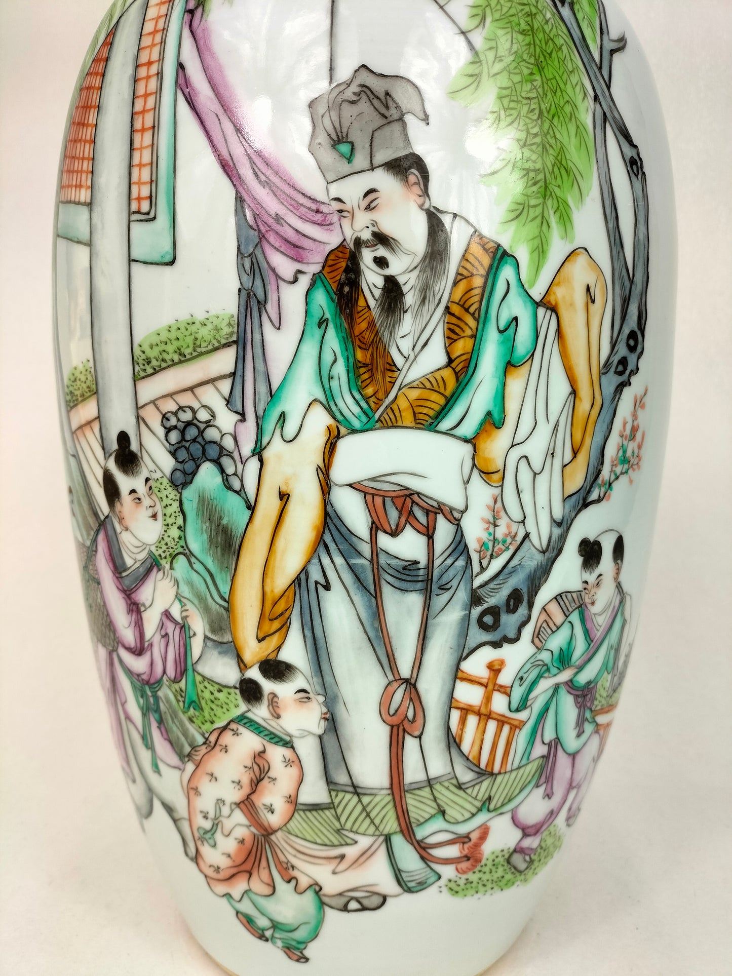 Grande vaso chinês antigo decorado com sábios e crianças // Período da República (1912-1949)