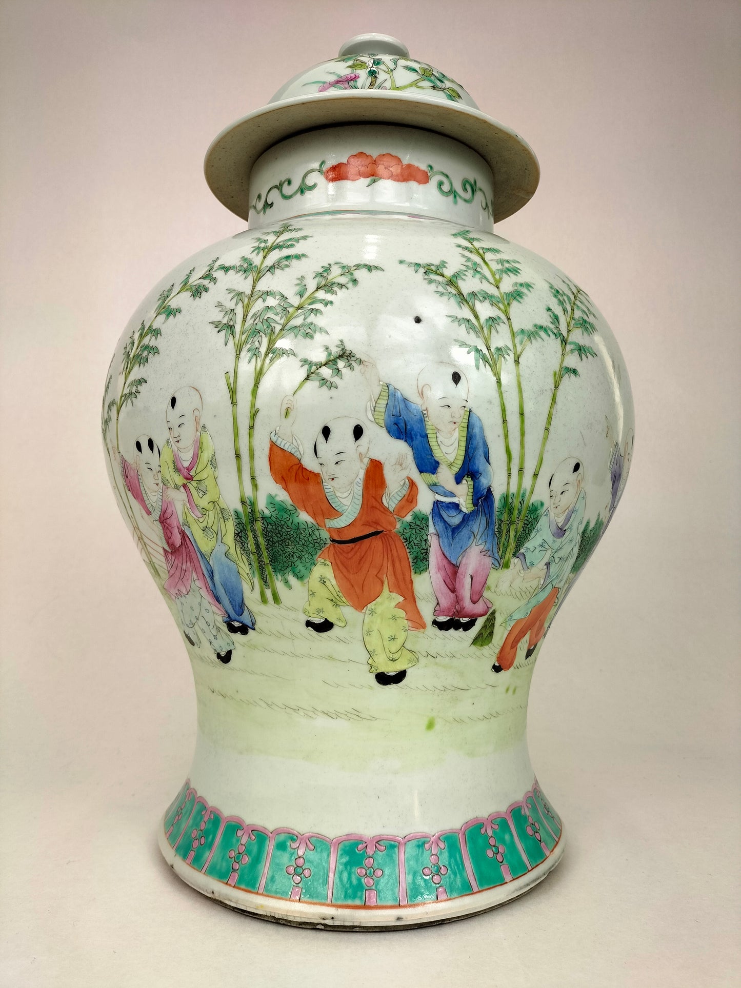 Rare antique Chinese famille rose "happy boys" lidded vase // Qianlong mark - Qing Dynasty - 19th century