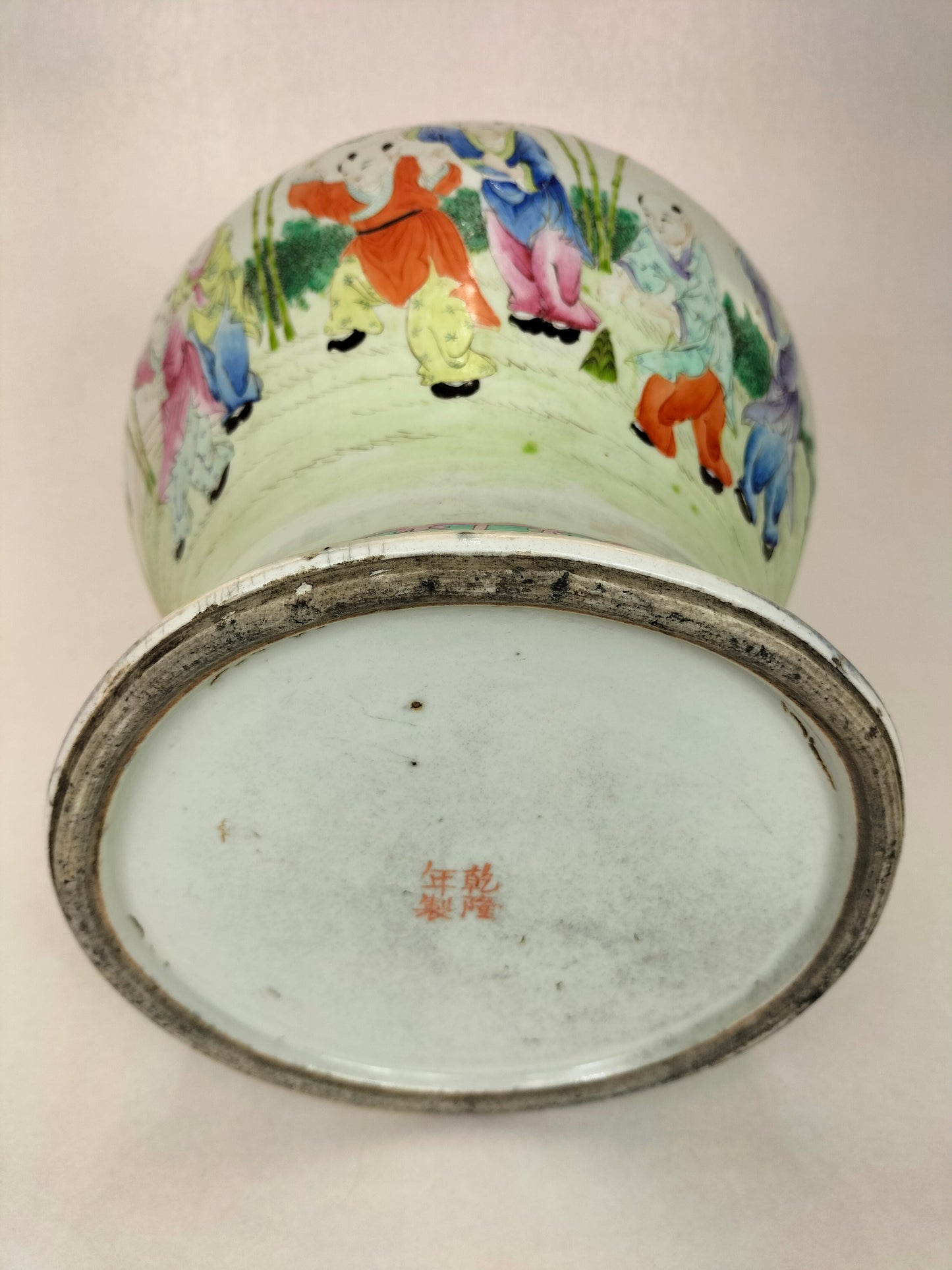 وردة عائلية صينية قديمة نادرة "الأولاد السعداء" مزهرية بغطاء // علامة تشيان لونغ - أسرة تشينغ - القرن التاسع عشر