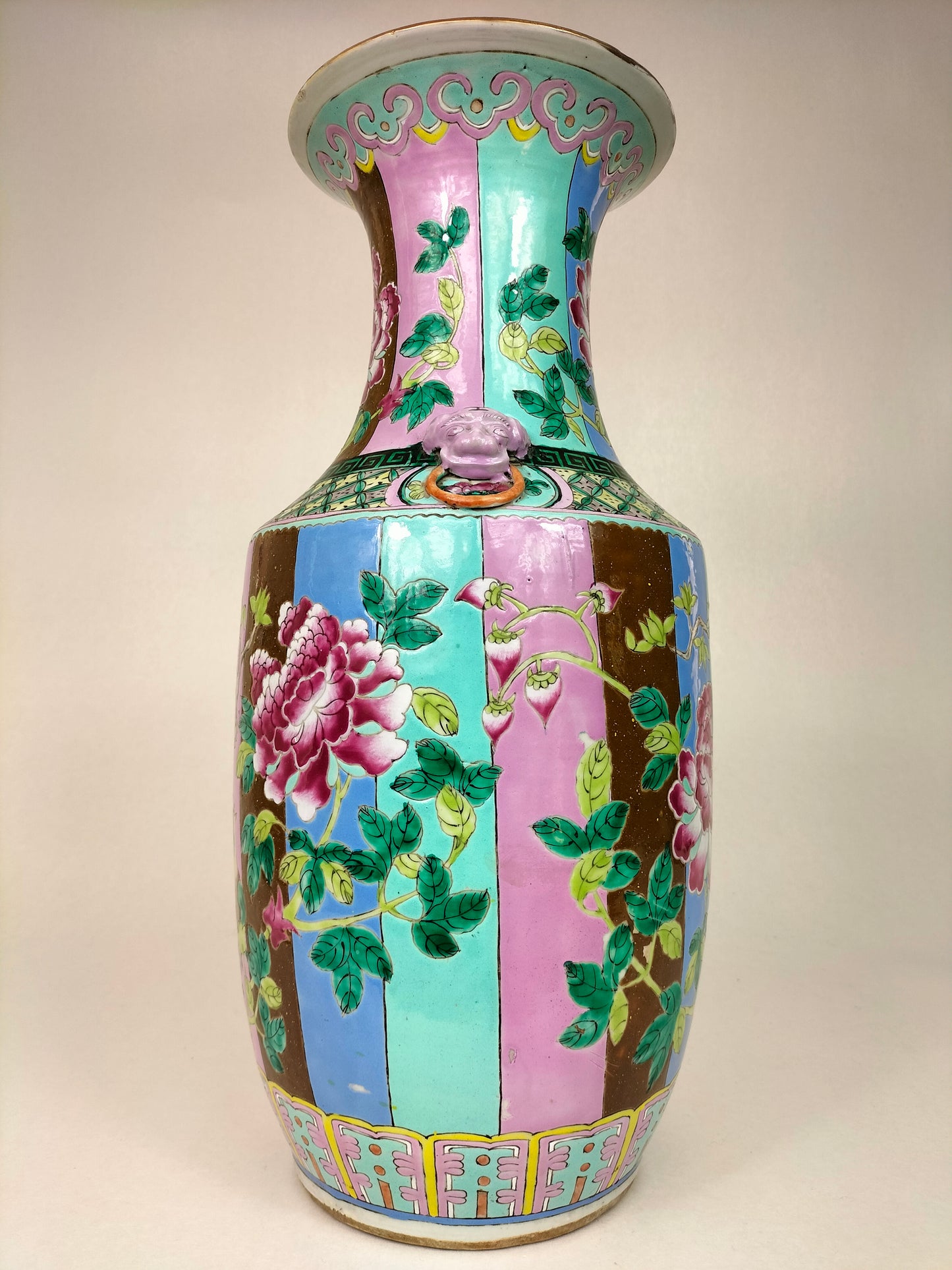 Antique Chinese famille rose vase with foo dog handles and a decoration of flowers // Qing Dynasty - 19th century