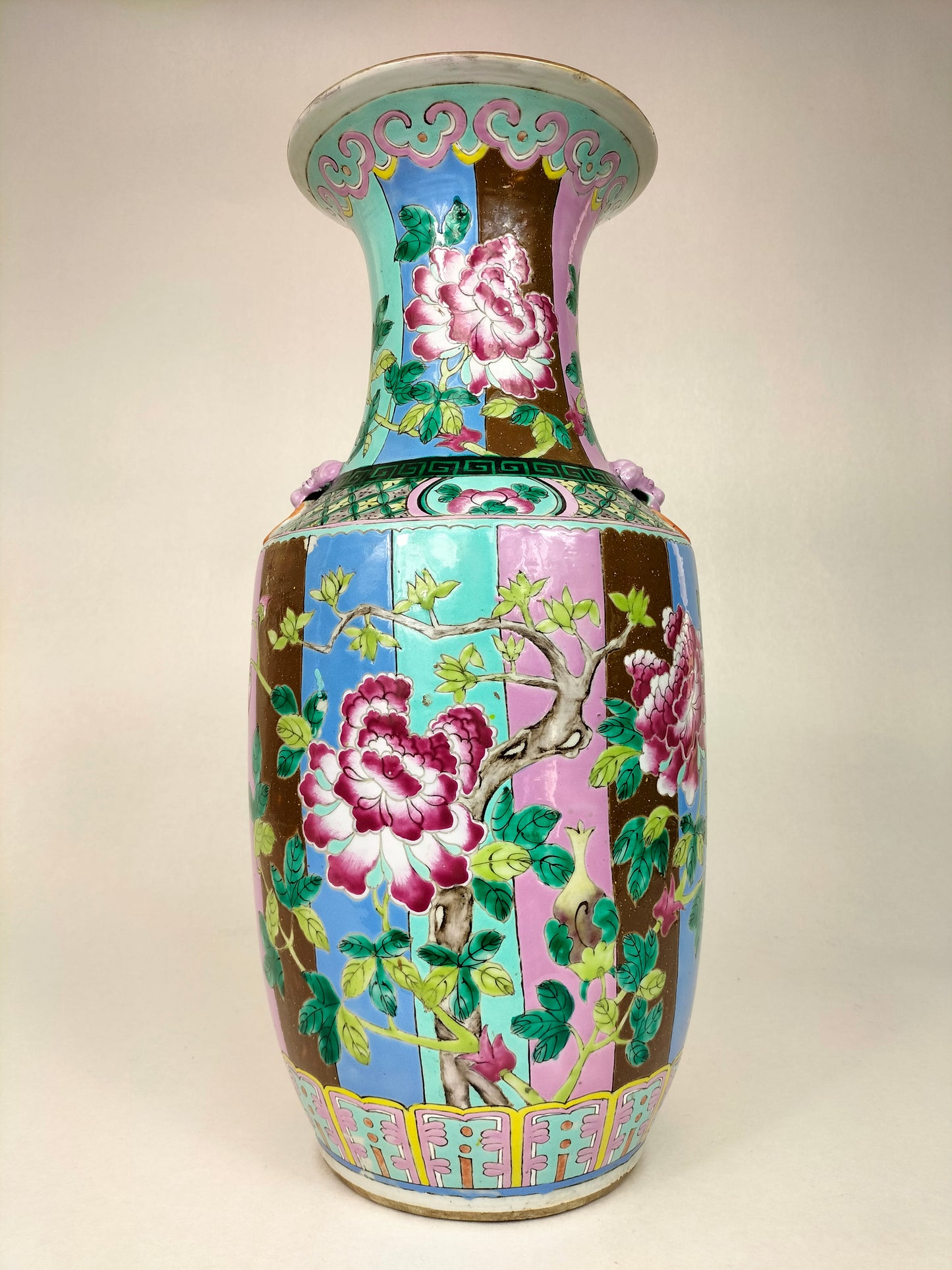 古董中国粉彩花瓶，带福狗把手和花朵装饰 // 清朝 - 19 世纪