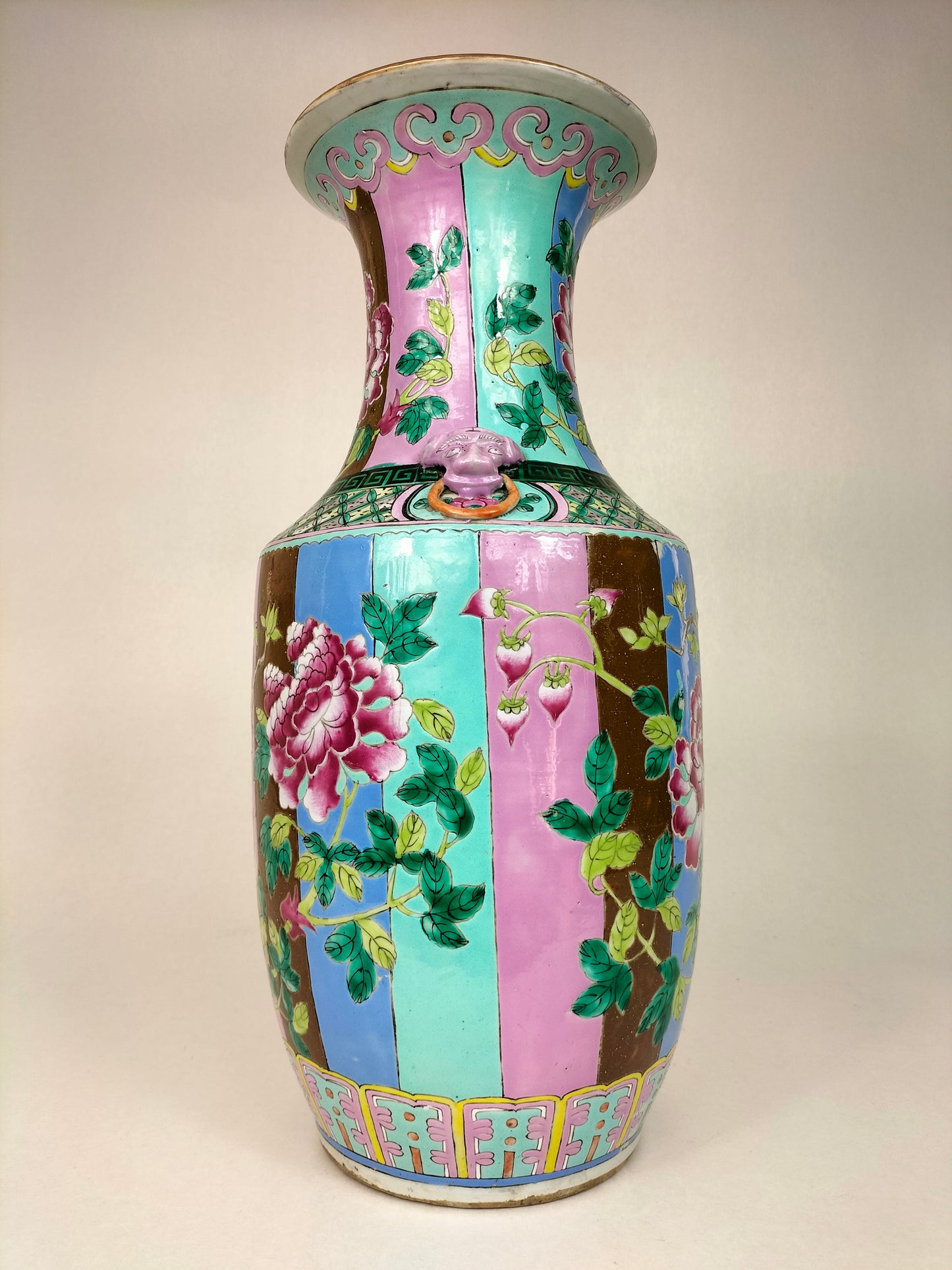 Antique Chinese famille rose vase with foo dog handles and a decoration of flowers // Qing Dynasty - 19th century