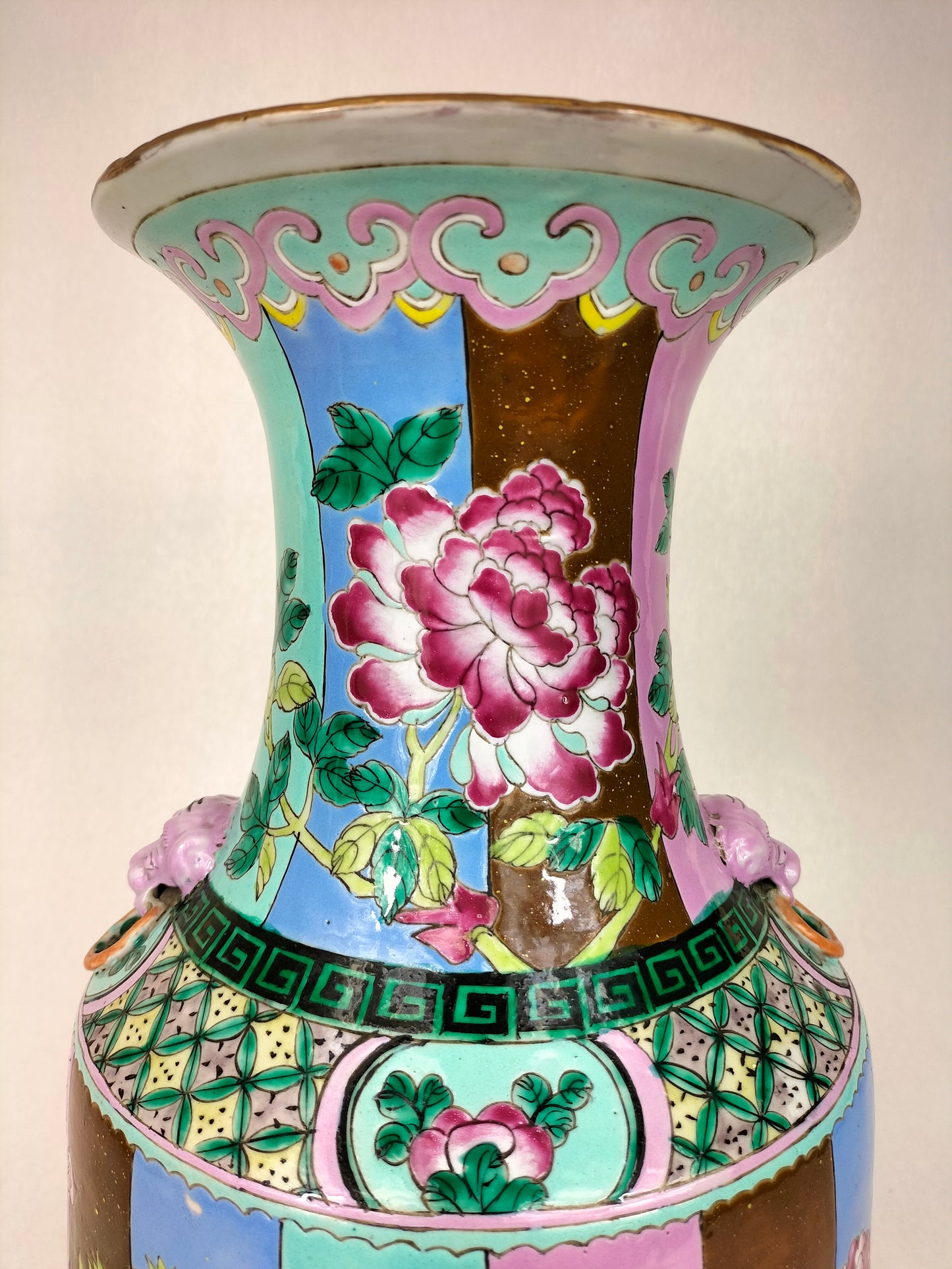 古董中国粉彩花瓶，带福狗把手和花朵装饰 // 清朝 - 19 世纪
