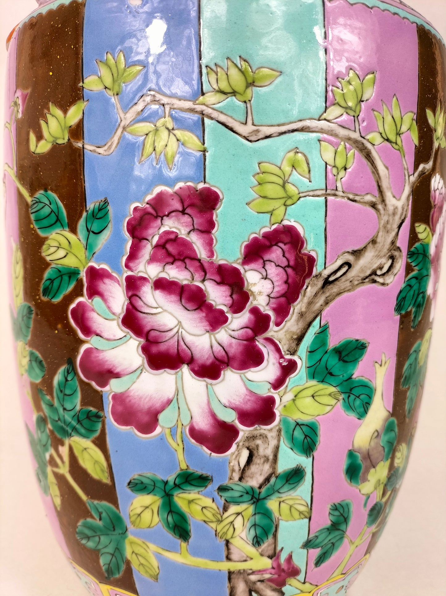 Antigo vaso chinês da família rosa com alças de foo dog e decoração de flores // Dinastia Qing - século XIX