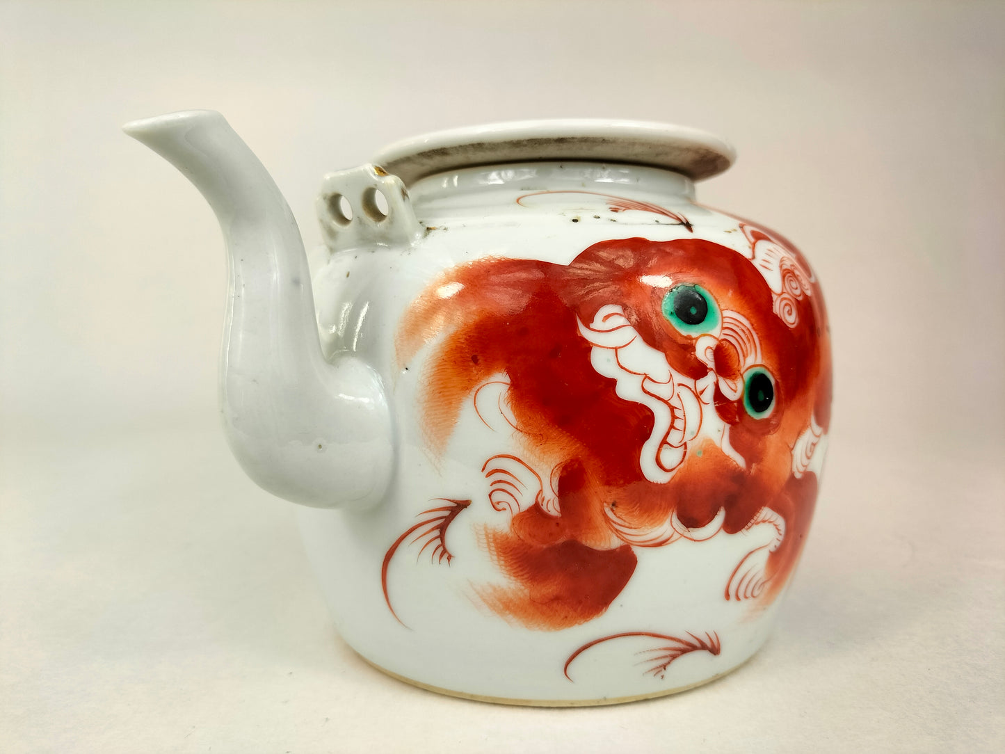Antique chinese teapot decorated with foo dogs // Republic Period (1912-1949)