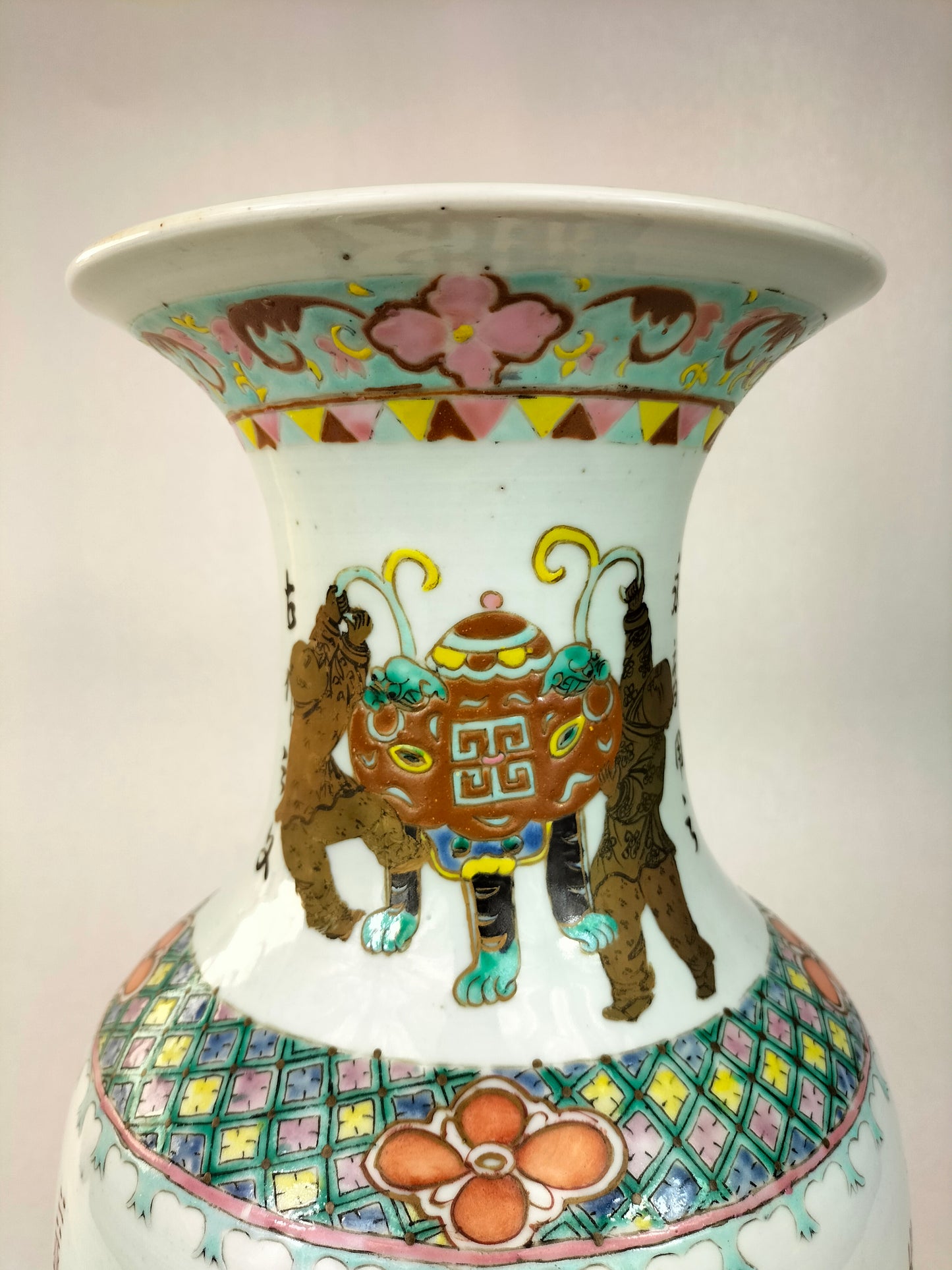 古董中国粉彩花瓶，饰有花篮和人物 // 清朝 - 19 世纪