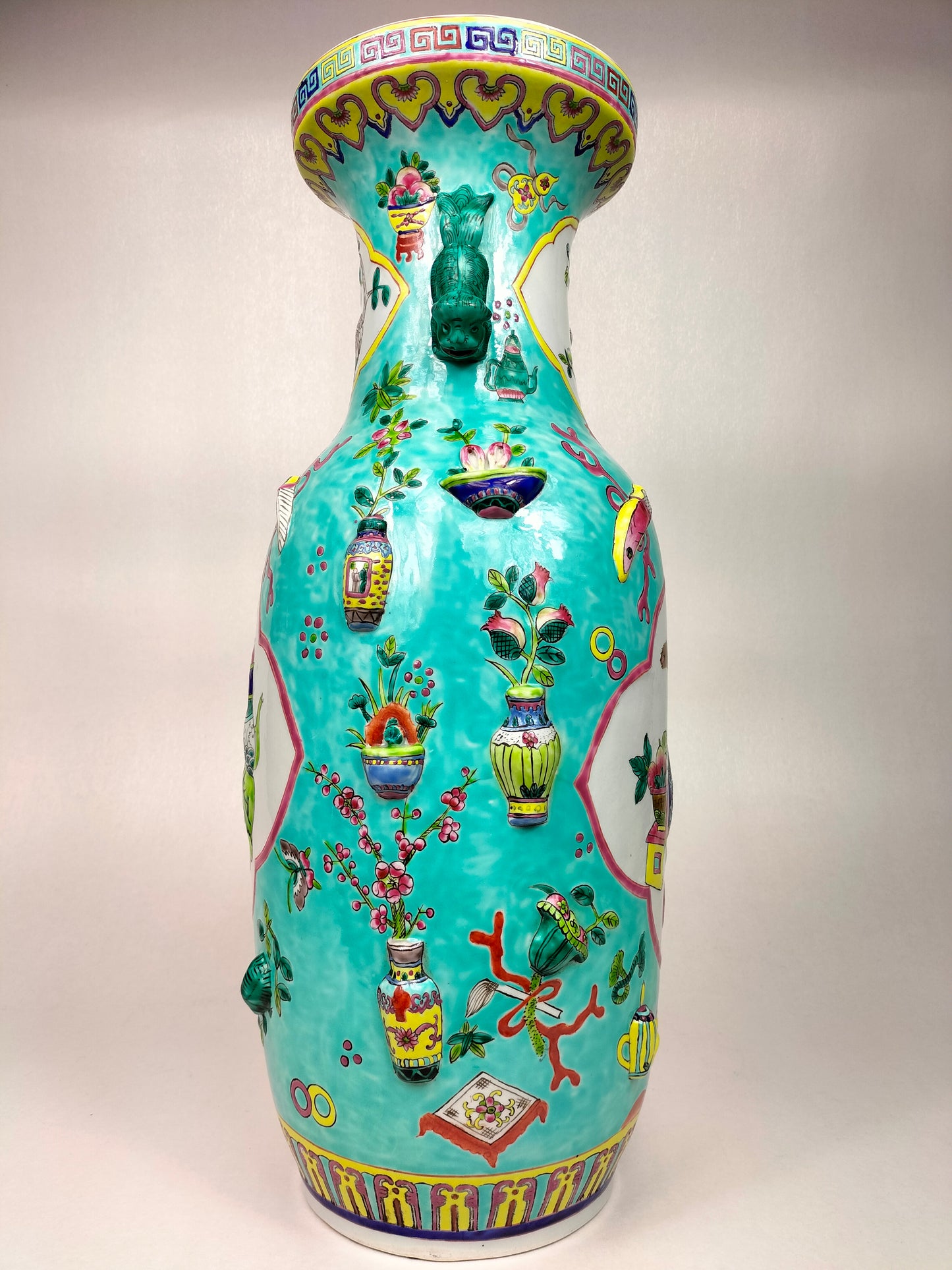 大型中国绿松石粉彩花瓶，饰有古物 // 20 世纪