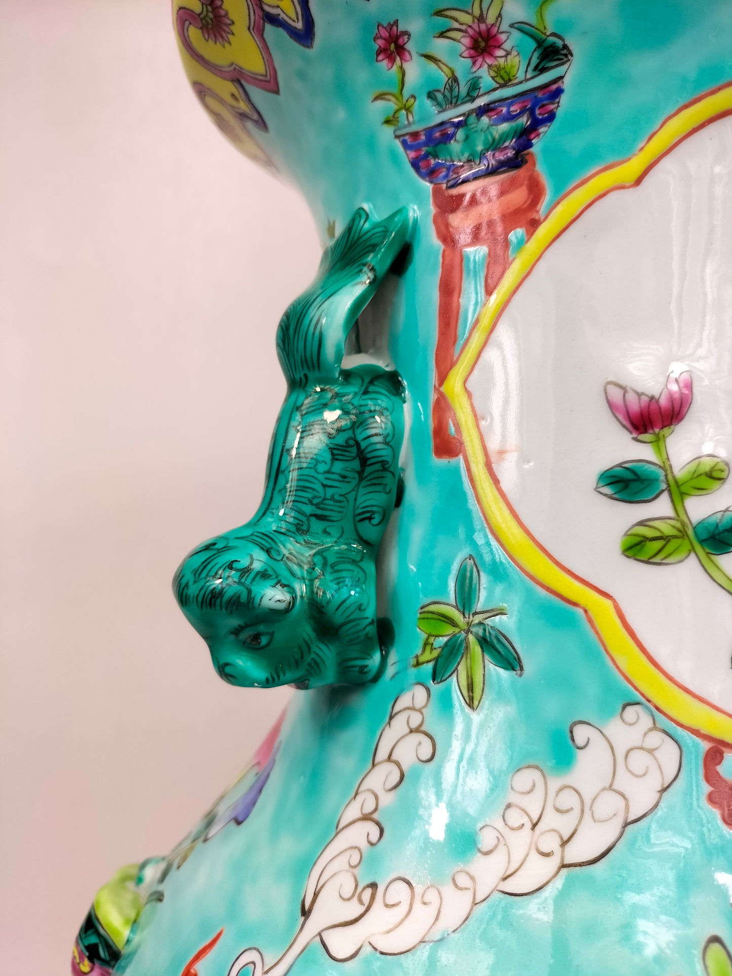 Pasu mawar famille turquoise Cina besar dihiasi dengan barang antik // abad ke-20