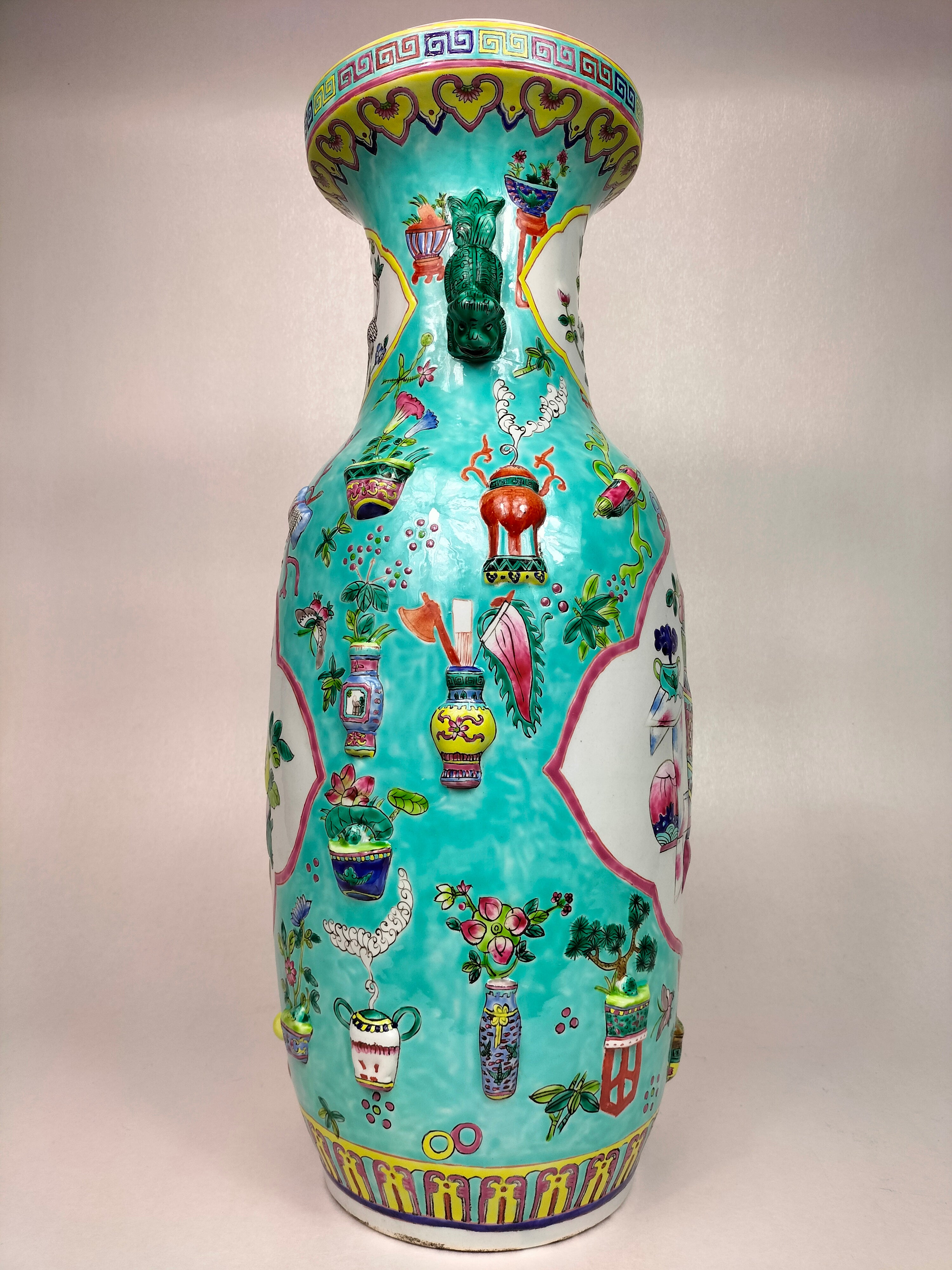 大型中国绿松石粉彩花瓶，饰有古物// 20 世纪– Diddenantiques