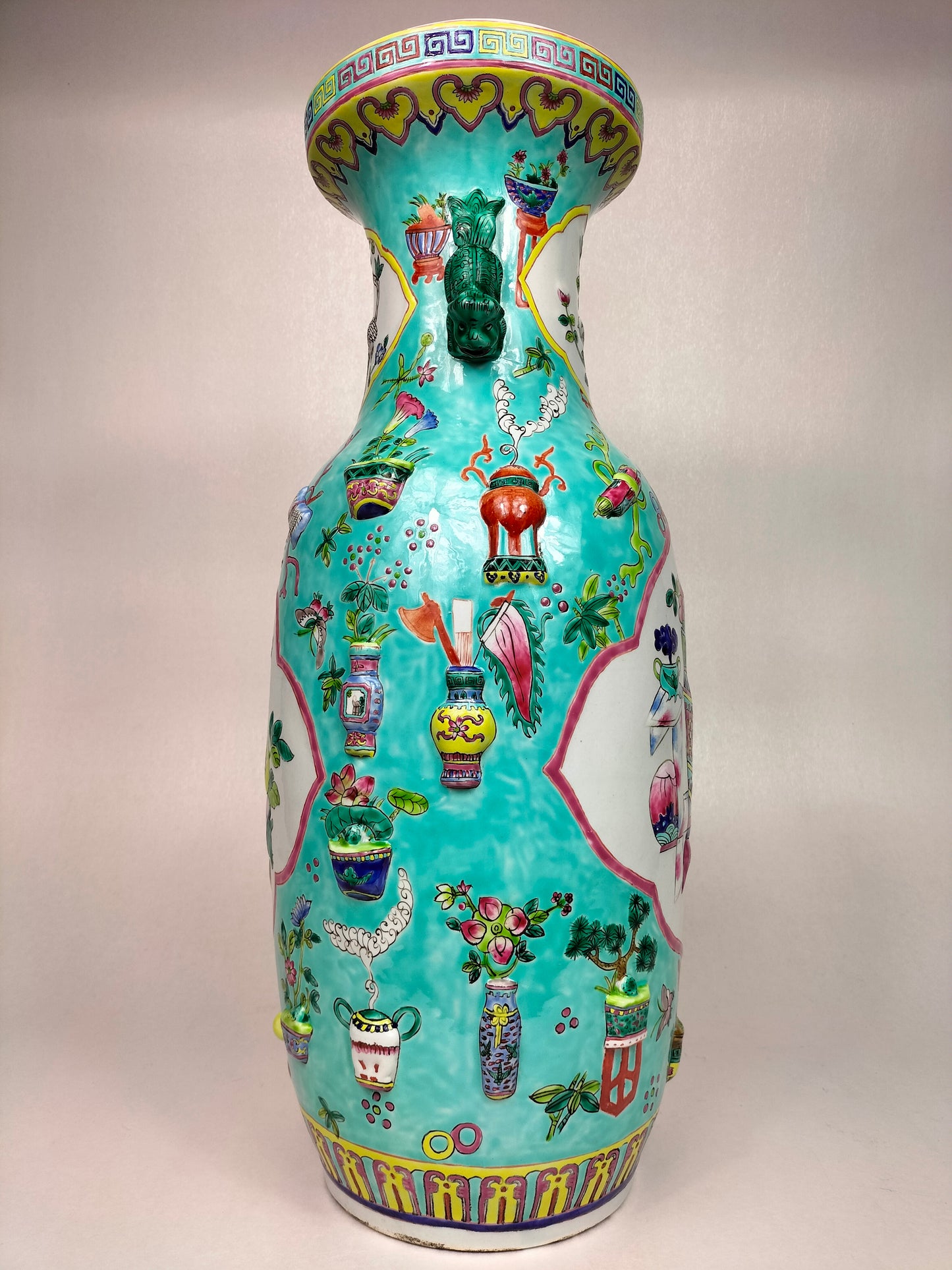 Large Chinese turquoise famille rose vase decorated with antiquities // 20th century