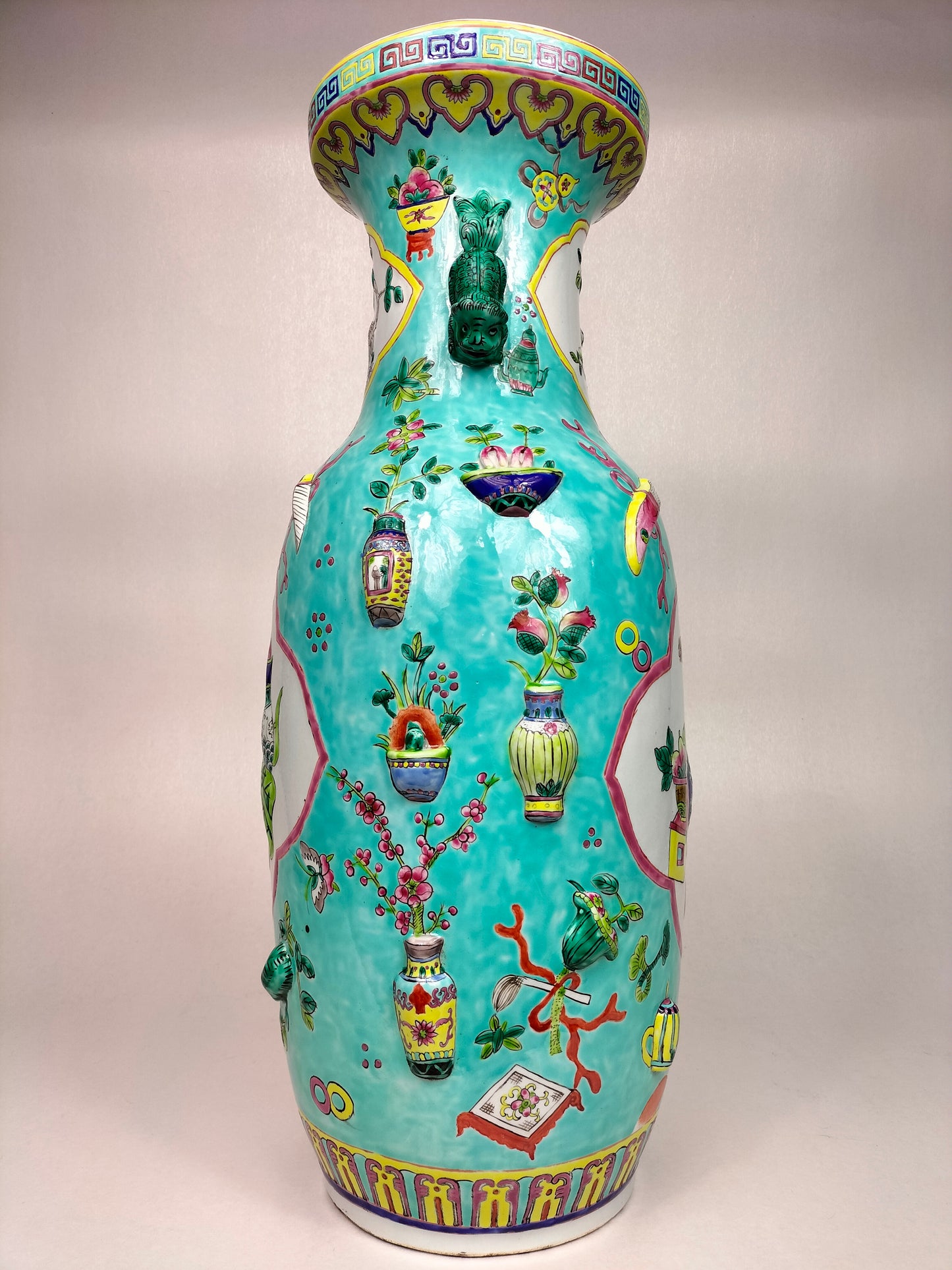 Large Chinese turquoise famille rose vase decorated with antiquities // 20th century
