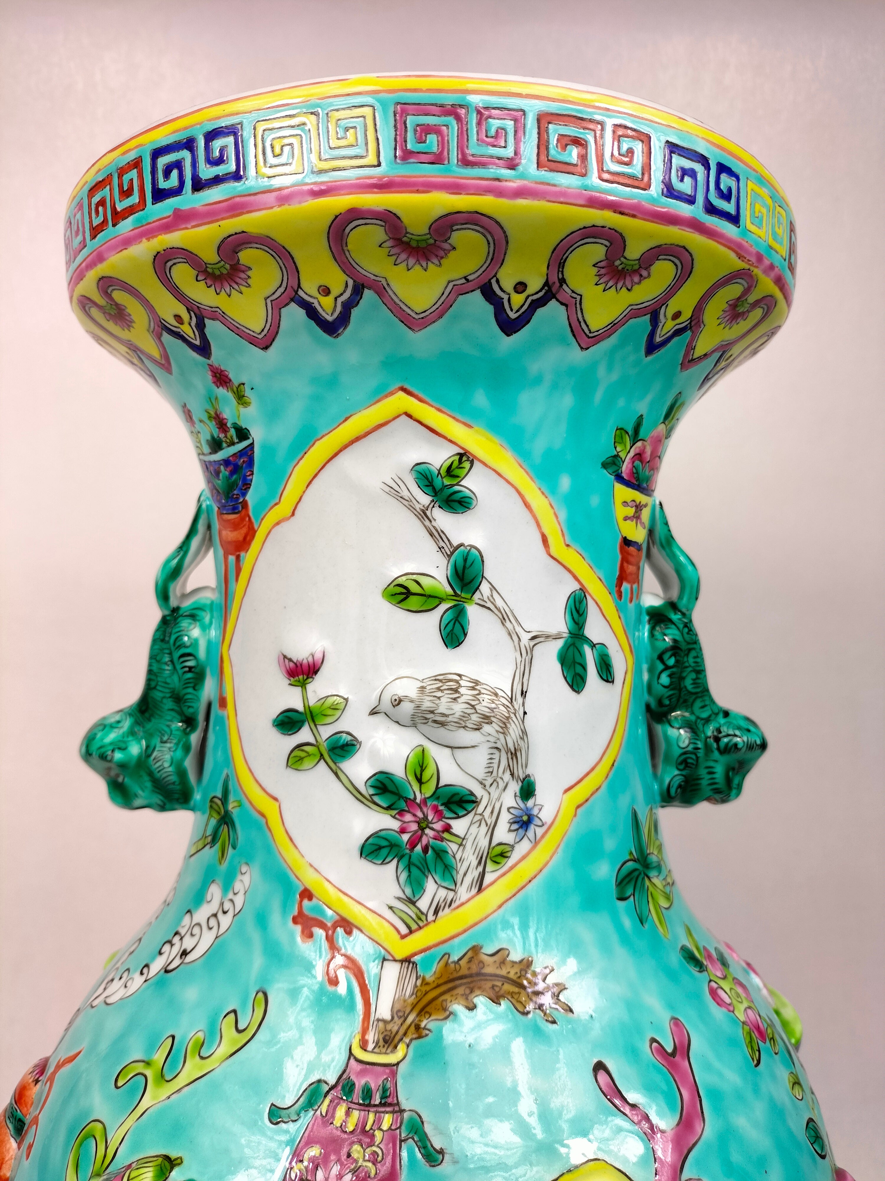 大型中国绿松石粉彩花瓶，饰有古物// 20 世纪– Diddenantiques
