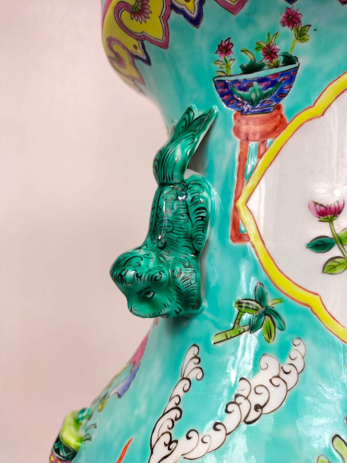 大型中国绿松石粉彩花瓶，饰有古物 // 20 世纪
