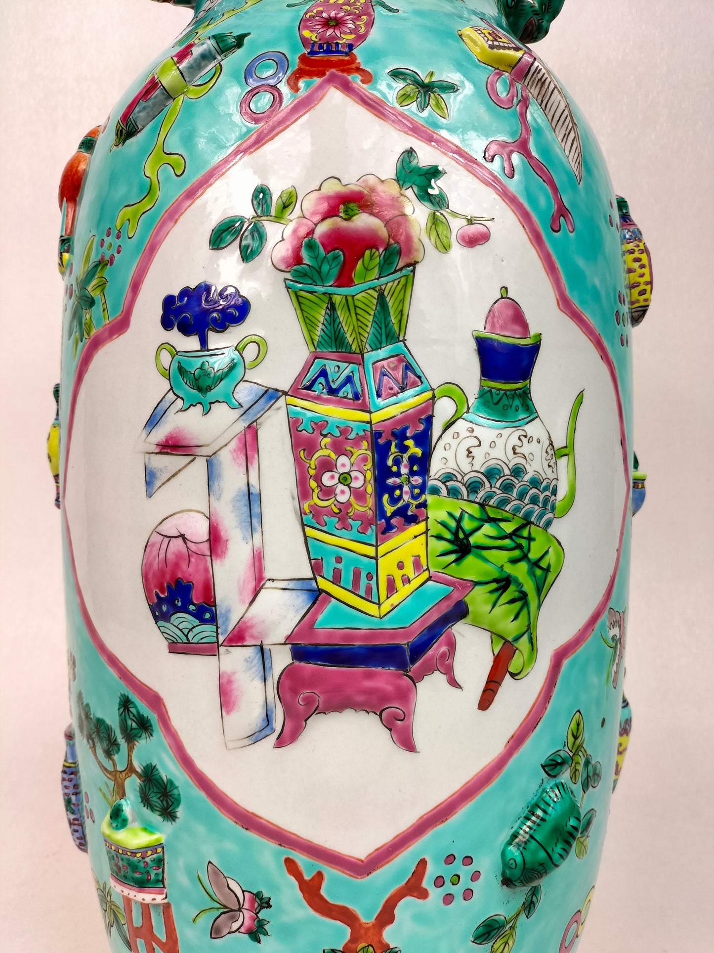 Grande vaso chinês da família rosa turquesa decorado com antiguidades // século XX